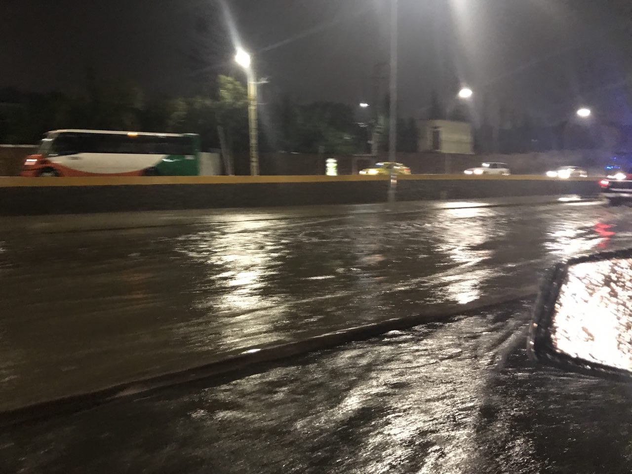 Otra vez… cierran carriles centrales de Bernardo Quintana por inundación