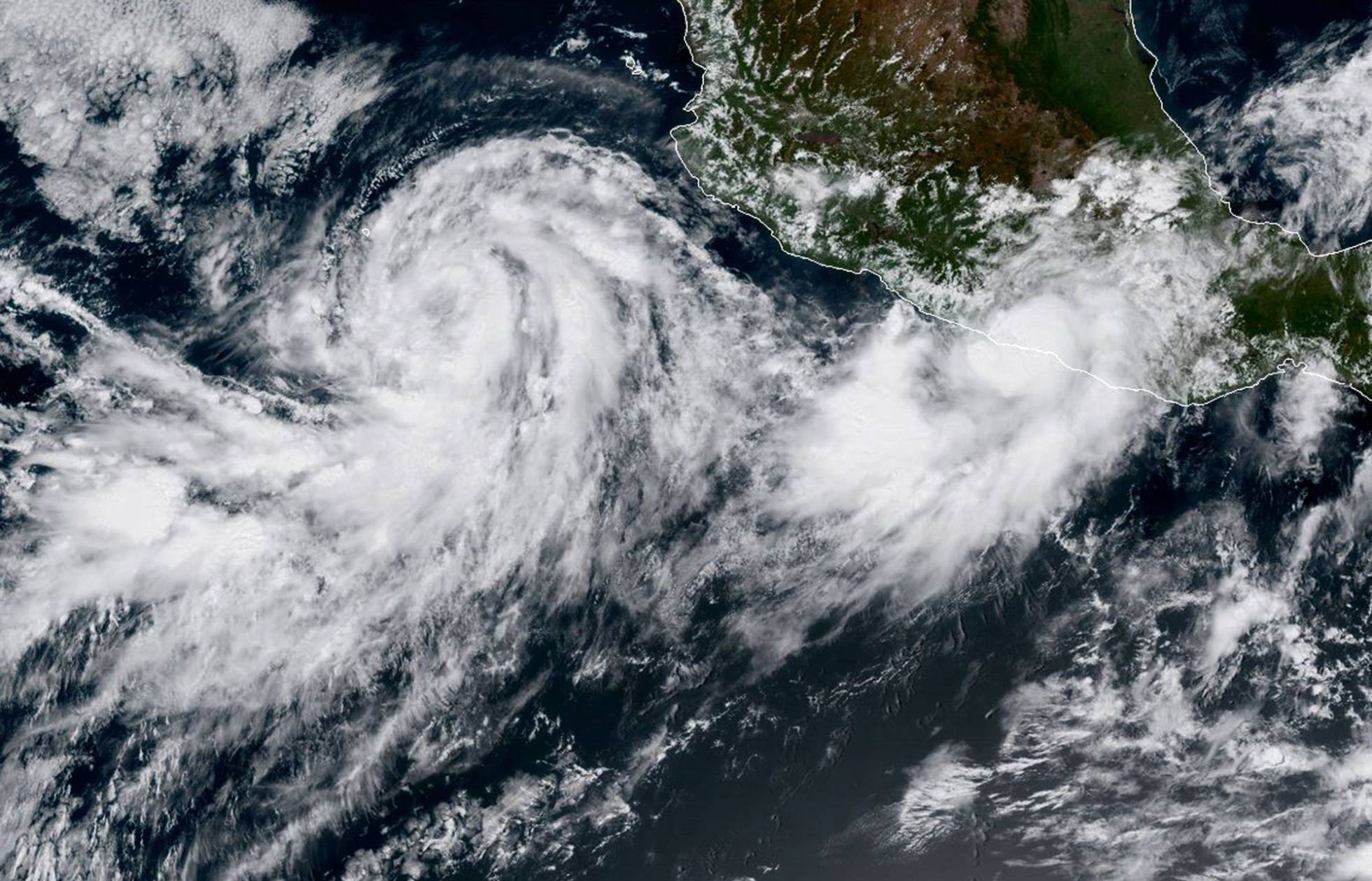  Norma se convierte en huracán y avanza hacia la península de Baja California