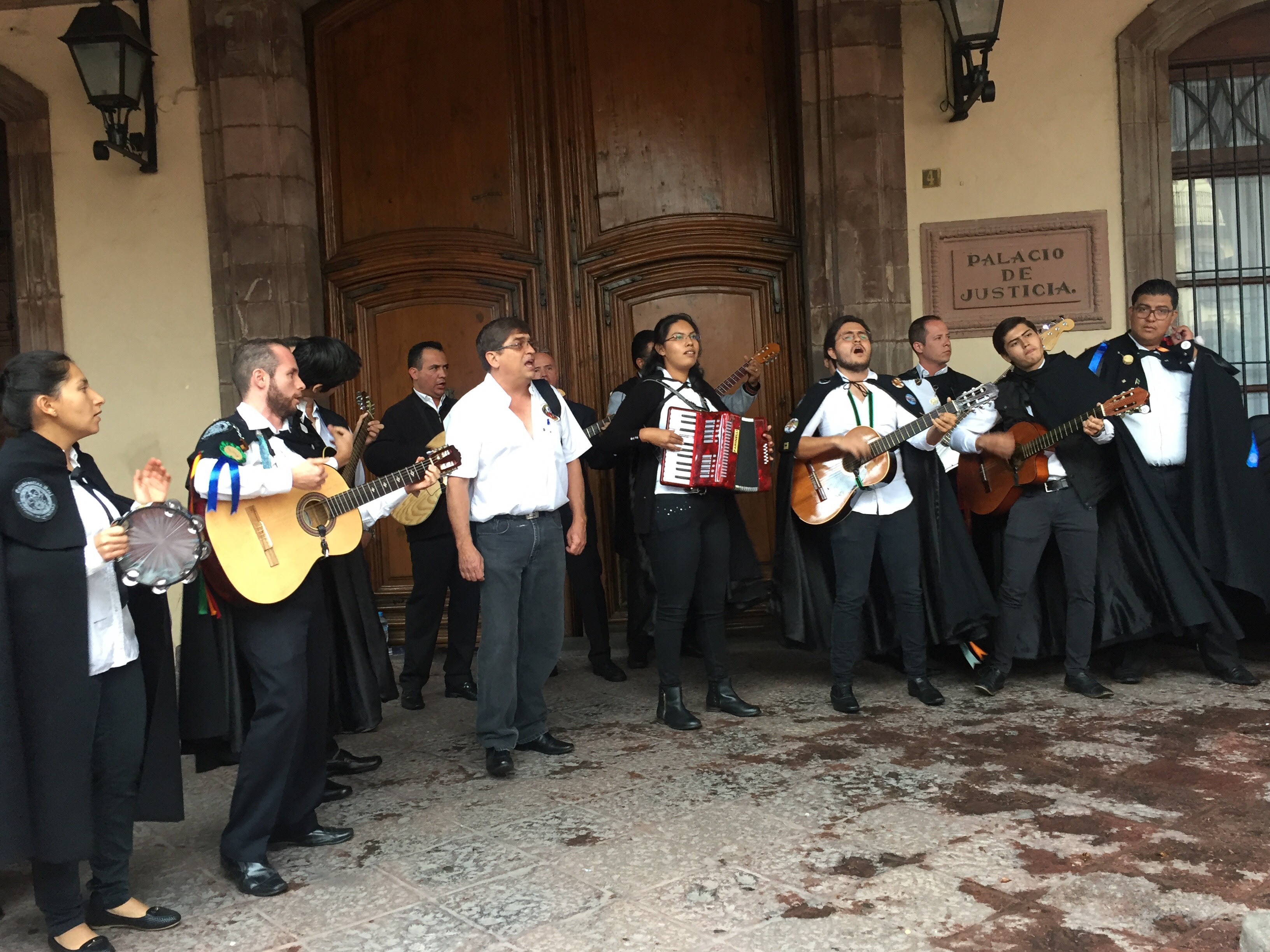  Estudiantina Real Santiago de Querétaro organiza concierto en Plaza de Armas para apoyar a damnificados en Oaxaca