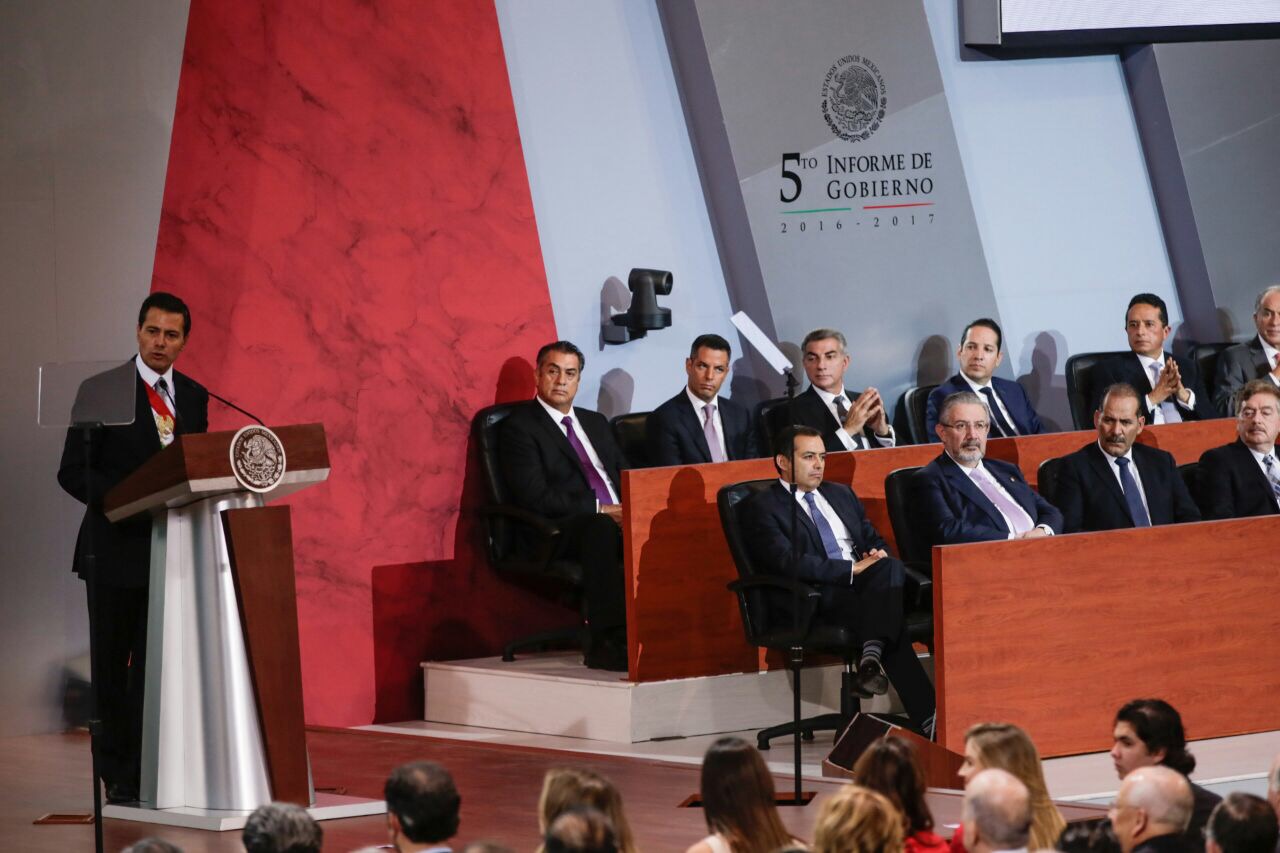  Junto con otros gobernadores, Pancho Domínguez se presentó en informe de EPN