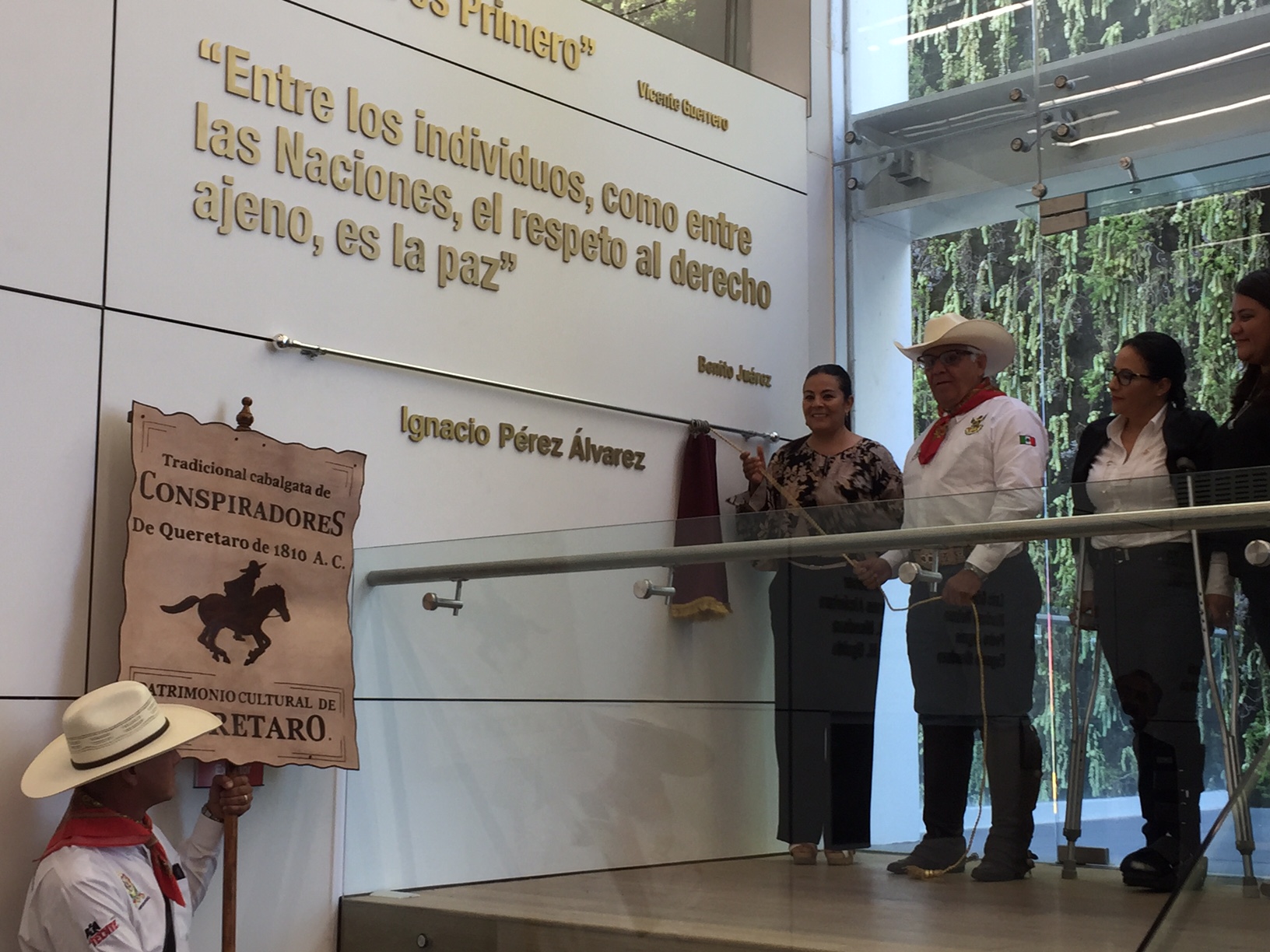  Congreso local inscribe el nombre de Ignacio Pérez Álvarez con letras doradas en el salón de plenos