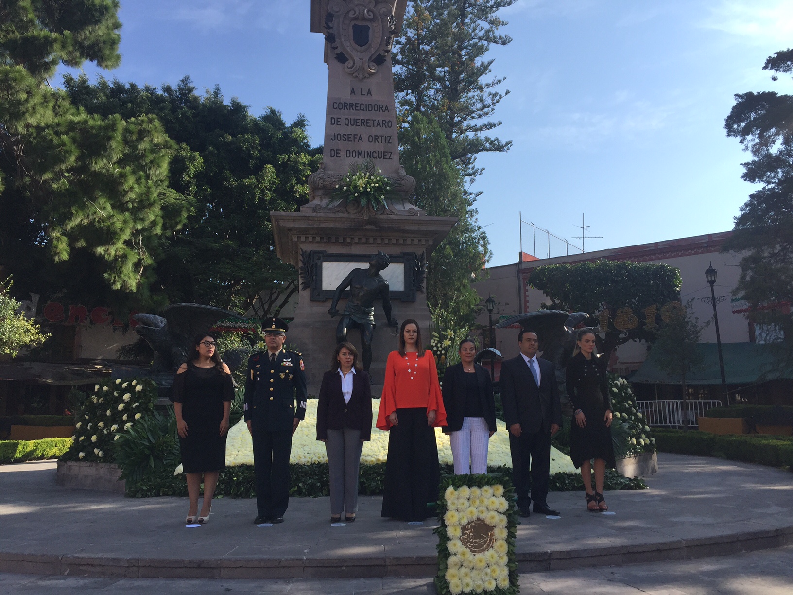  Presidenta del DIF encabeza guardia de honor a “La Corregidora”