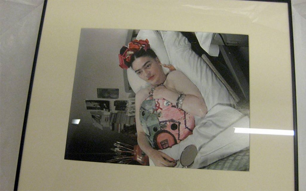  Subastan foto de Frida Kahlo en 27 mil pesos para ayudar a fotógrafo afectado por sismo