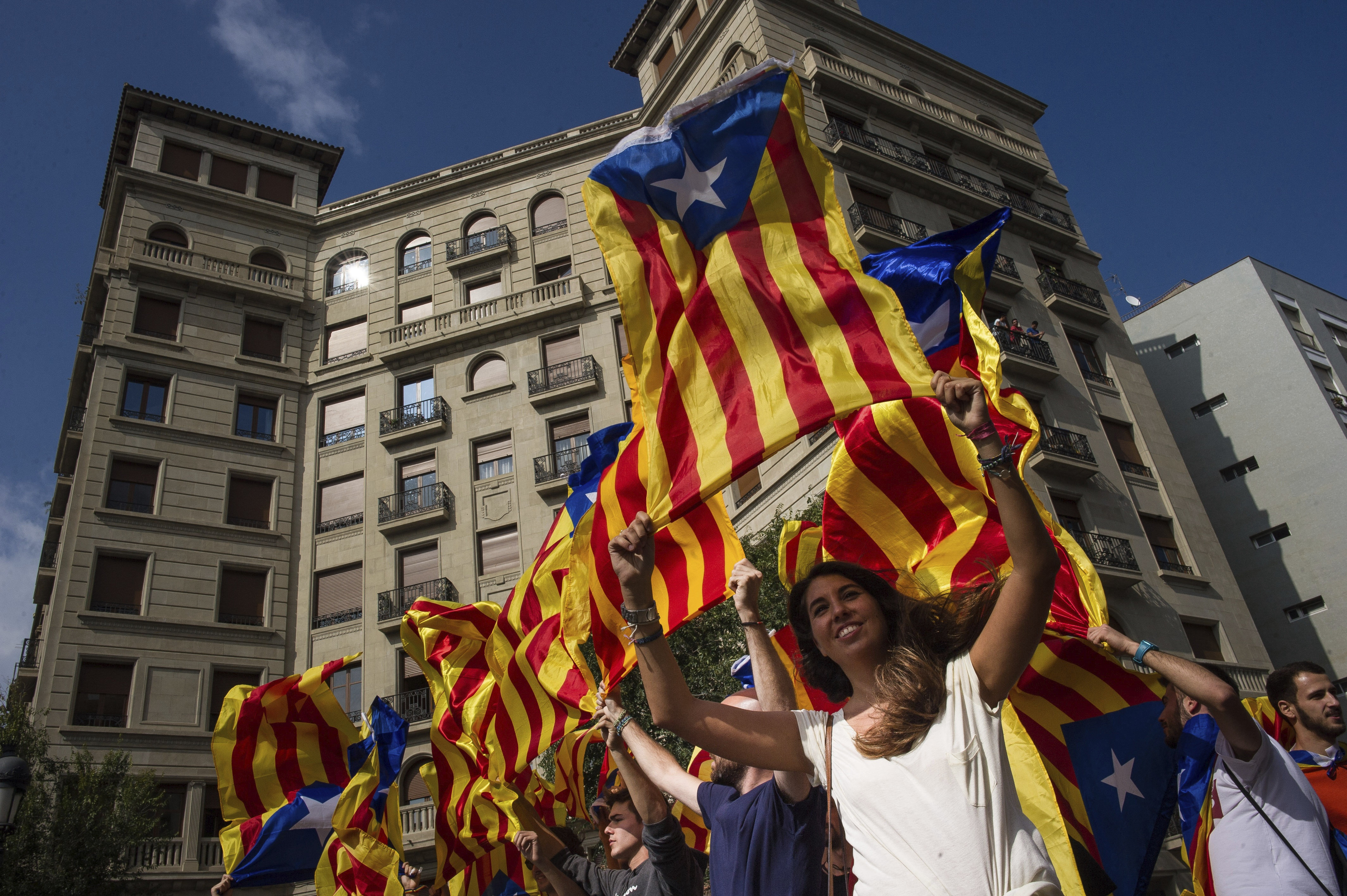  Autoridades y miles de catalanes se manifiestan contra el Gobierno español