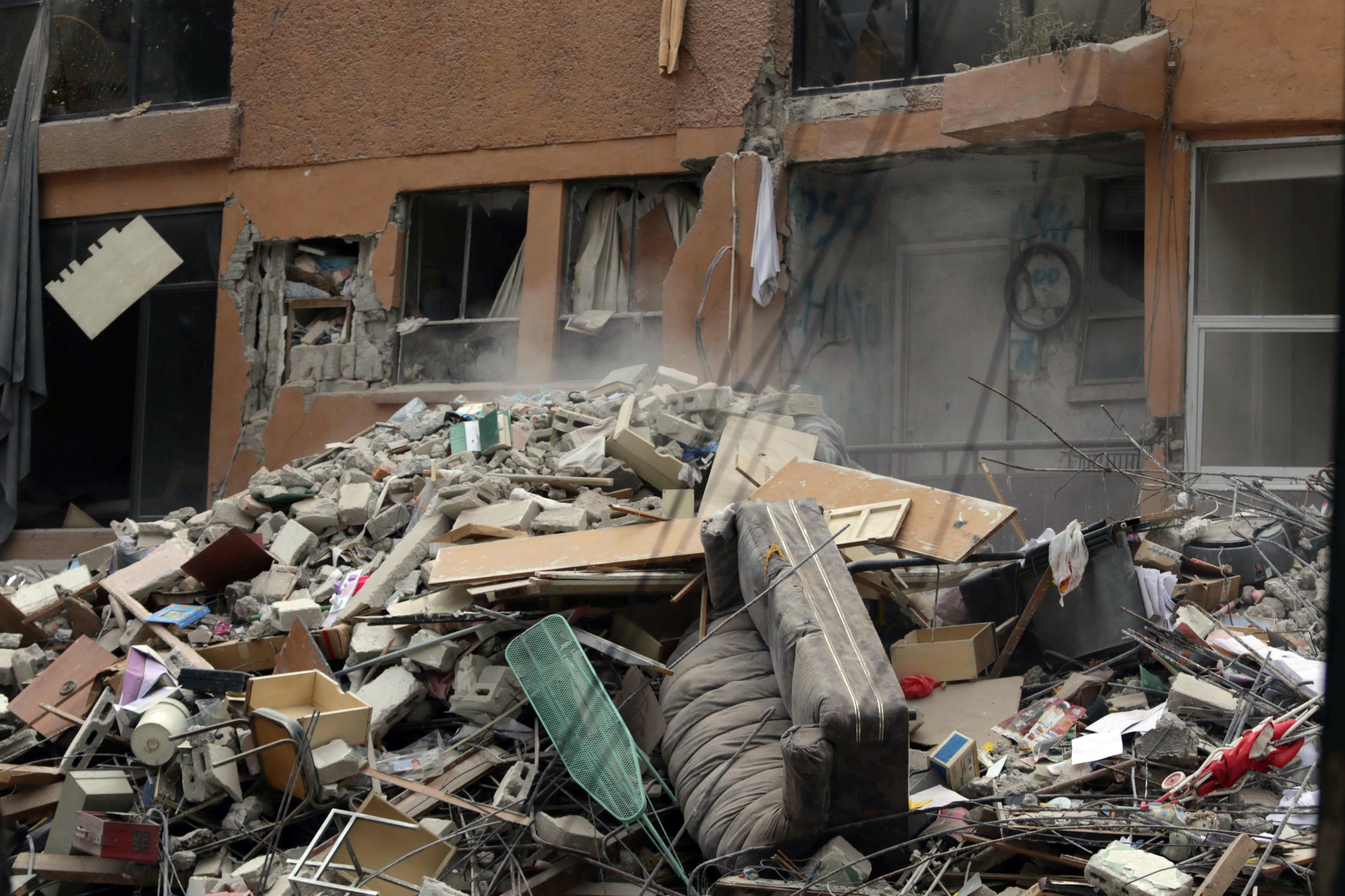  Damnificados lloran pérdida de sus recuerdos durante demoliciones en México