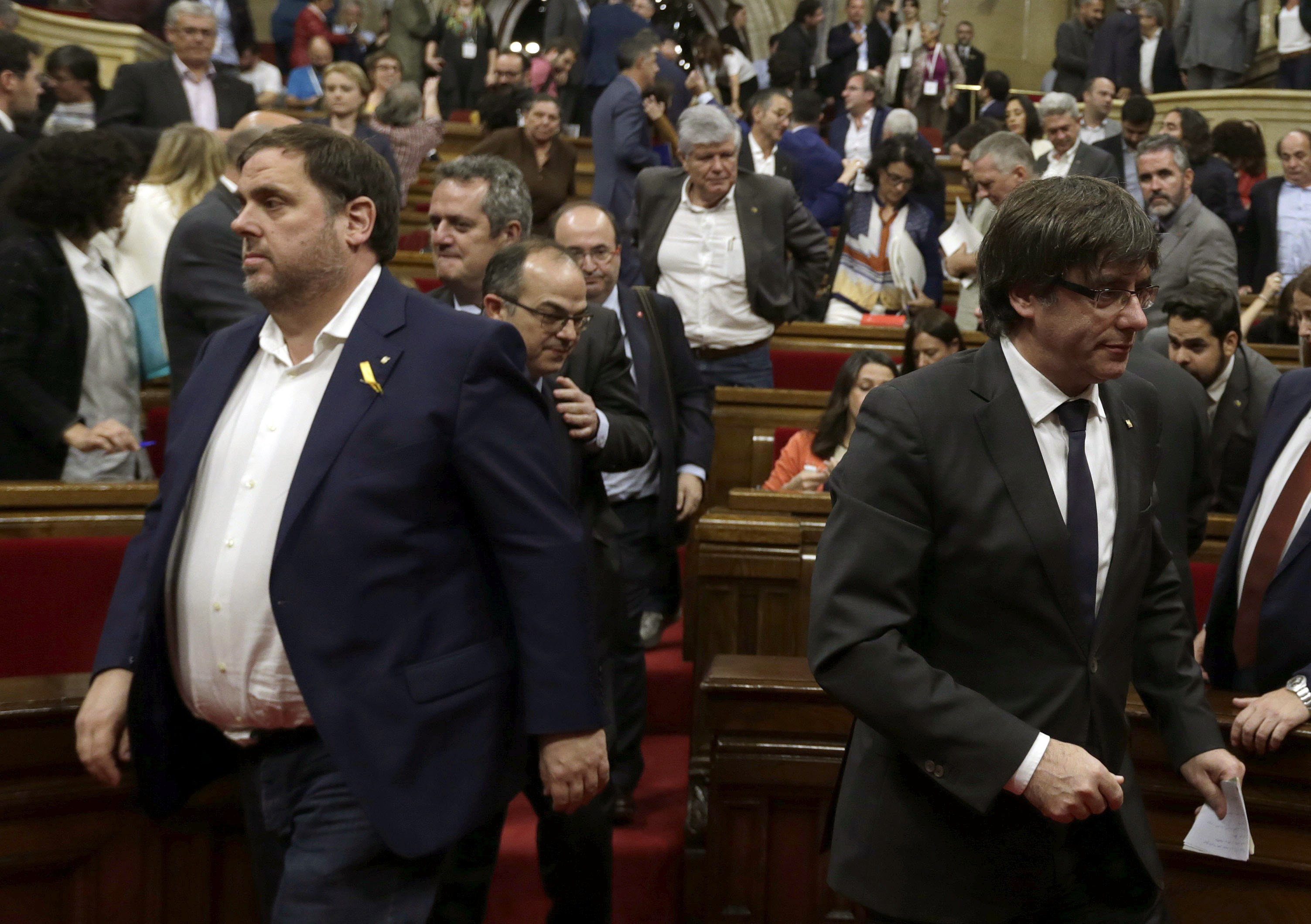  Secesionistas catalanes negocian las instituciones pendientes de Puigdemont