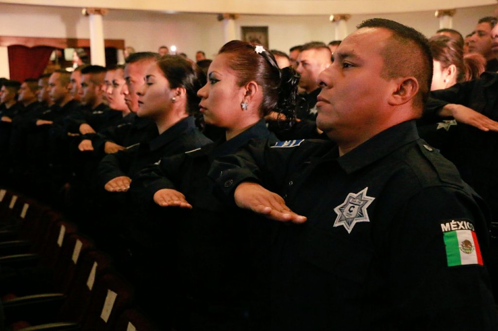  Encabeza Pancho Domínguez ceremonia de graduación de 116 nuevos policías queretanos