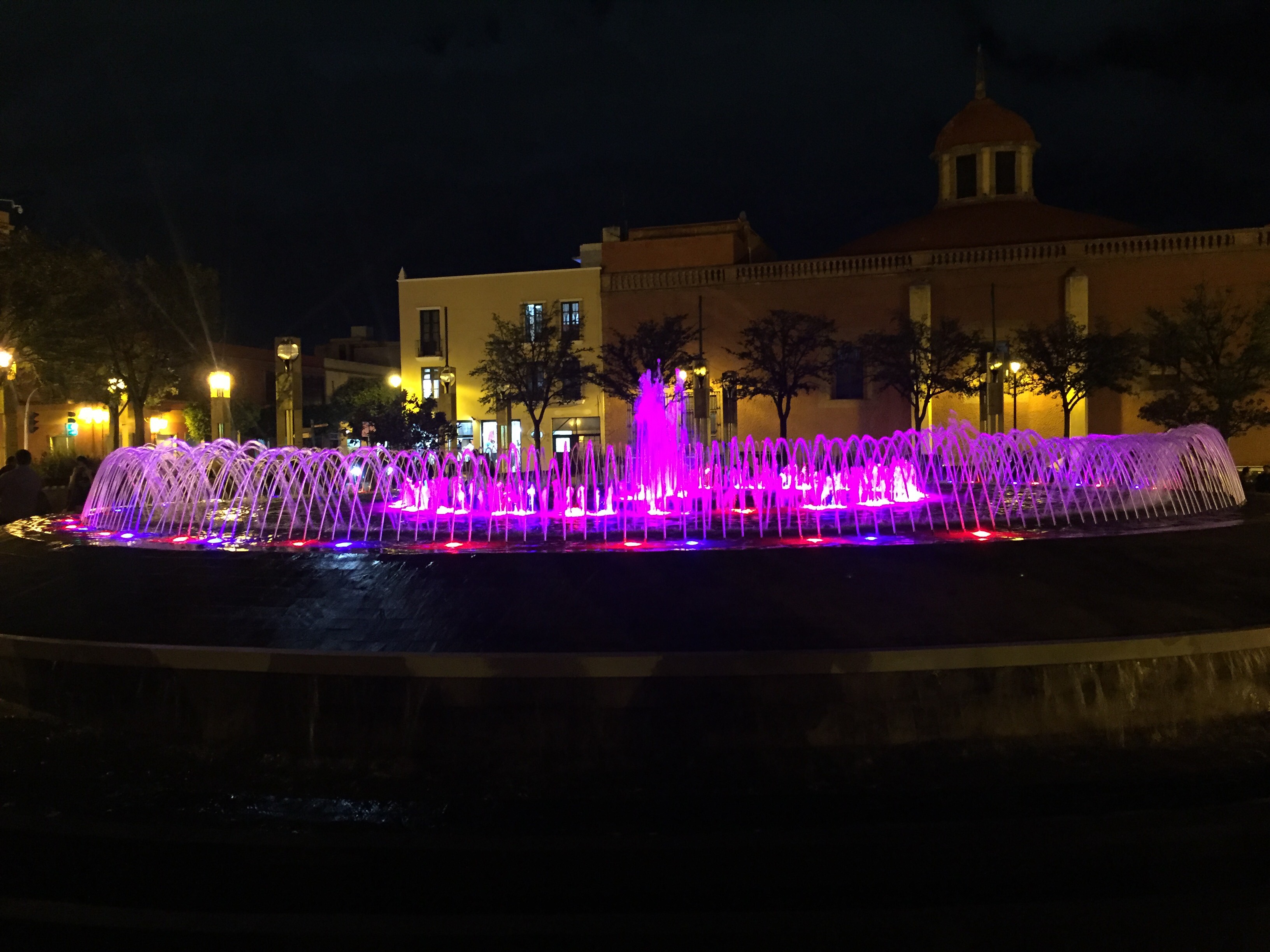  Se ilumina Querétaro de rosa en apoyo a la lucha contra el cáncer de mama