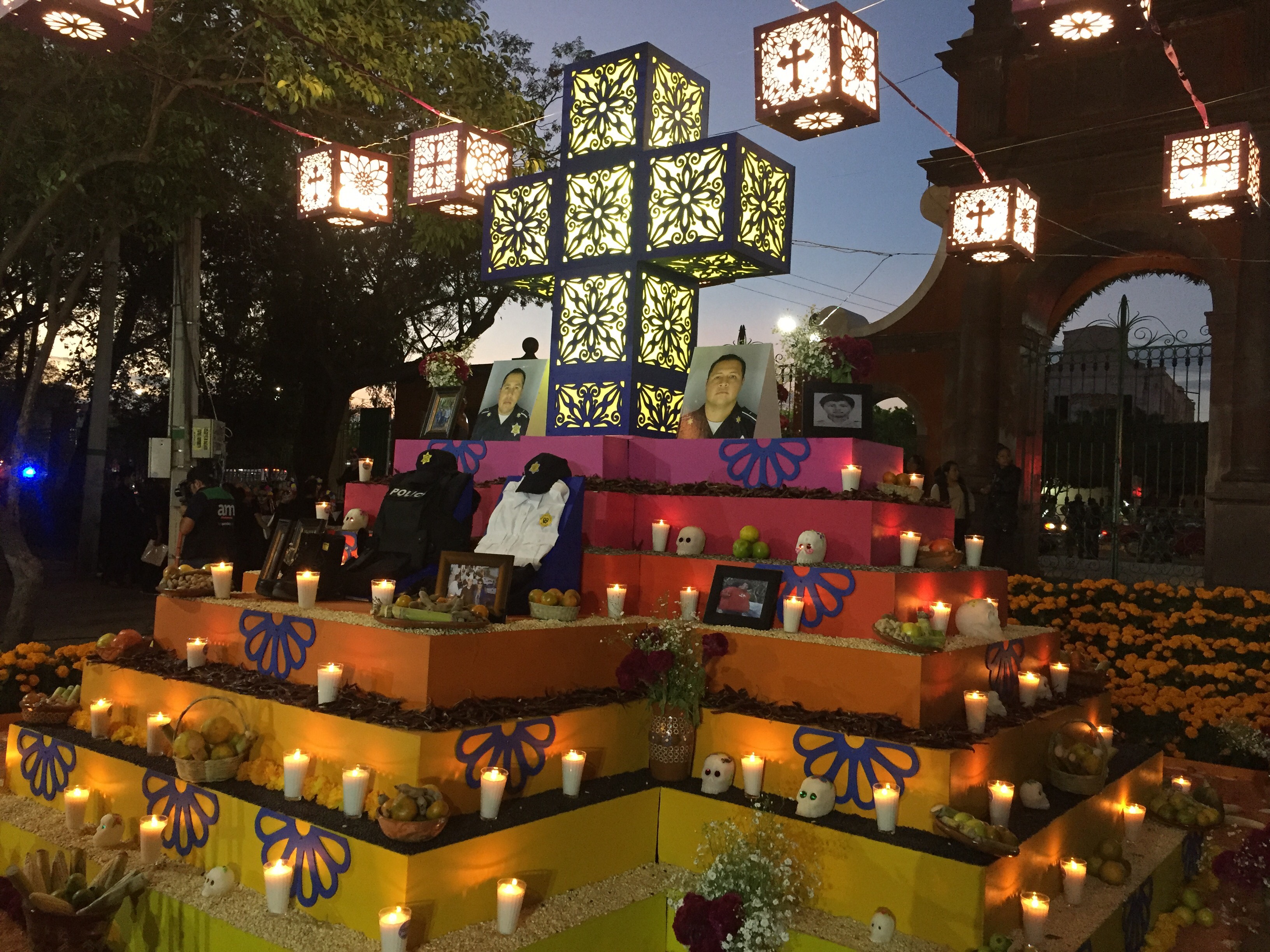  Municipio de Querétaro dedica altar de muertos a los policías Jesús Olguín y Rodrigo Cabello