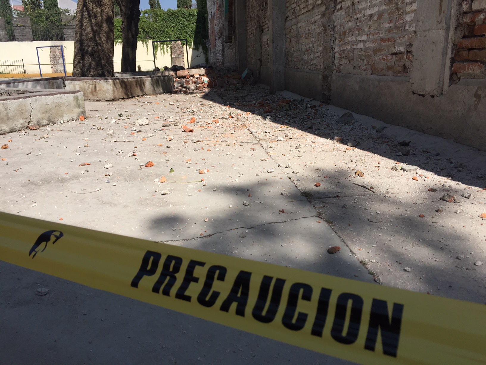  Debido a colapso de barda perimetral, padres de familia toman escuela primaria en el Centro Histórico