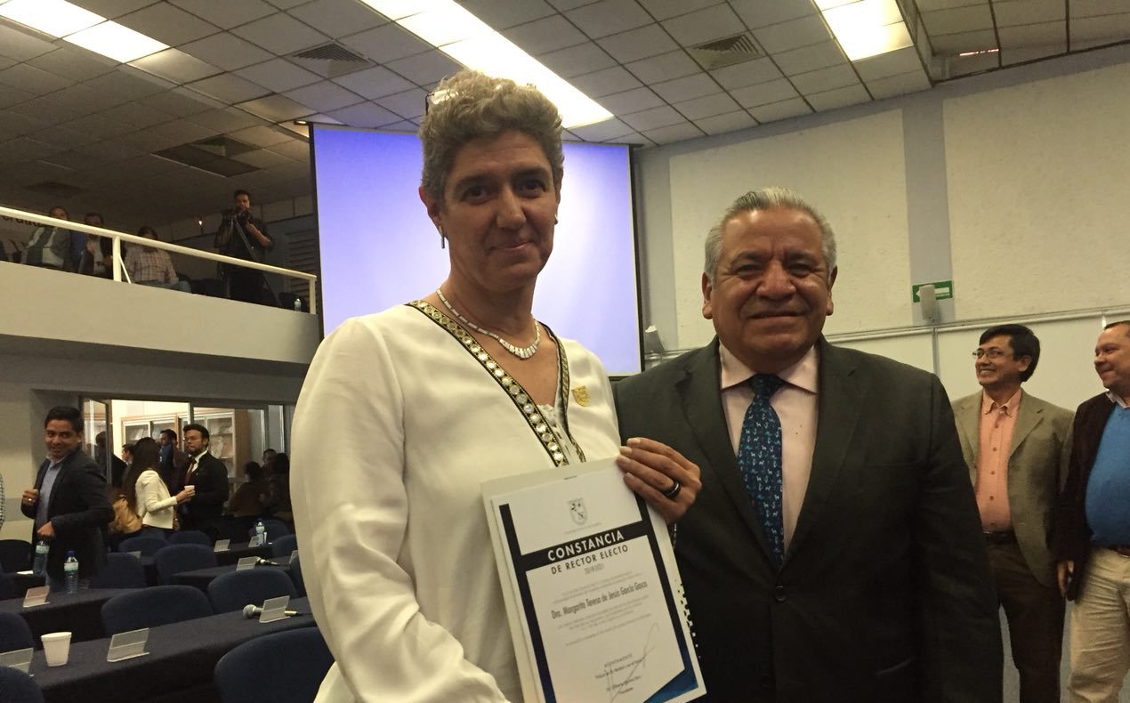  Teresa García recibe constancia como ganadora de elección para la rectoría de la UAQ