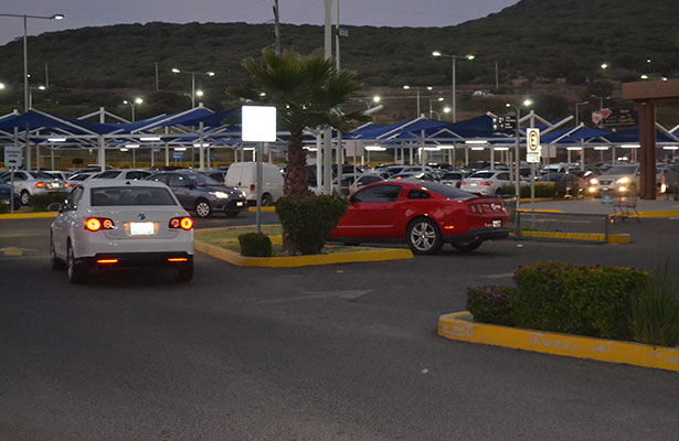  Se amparan 8 estacionamientos vs reglamento