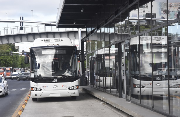  Cercarían Qrobús para evitar cruce de usuarios a través del carril confinado