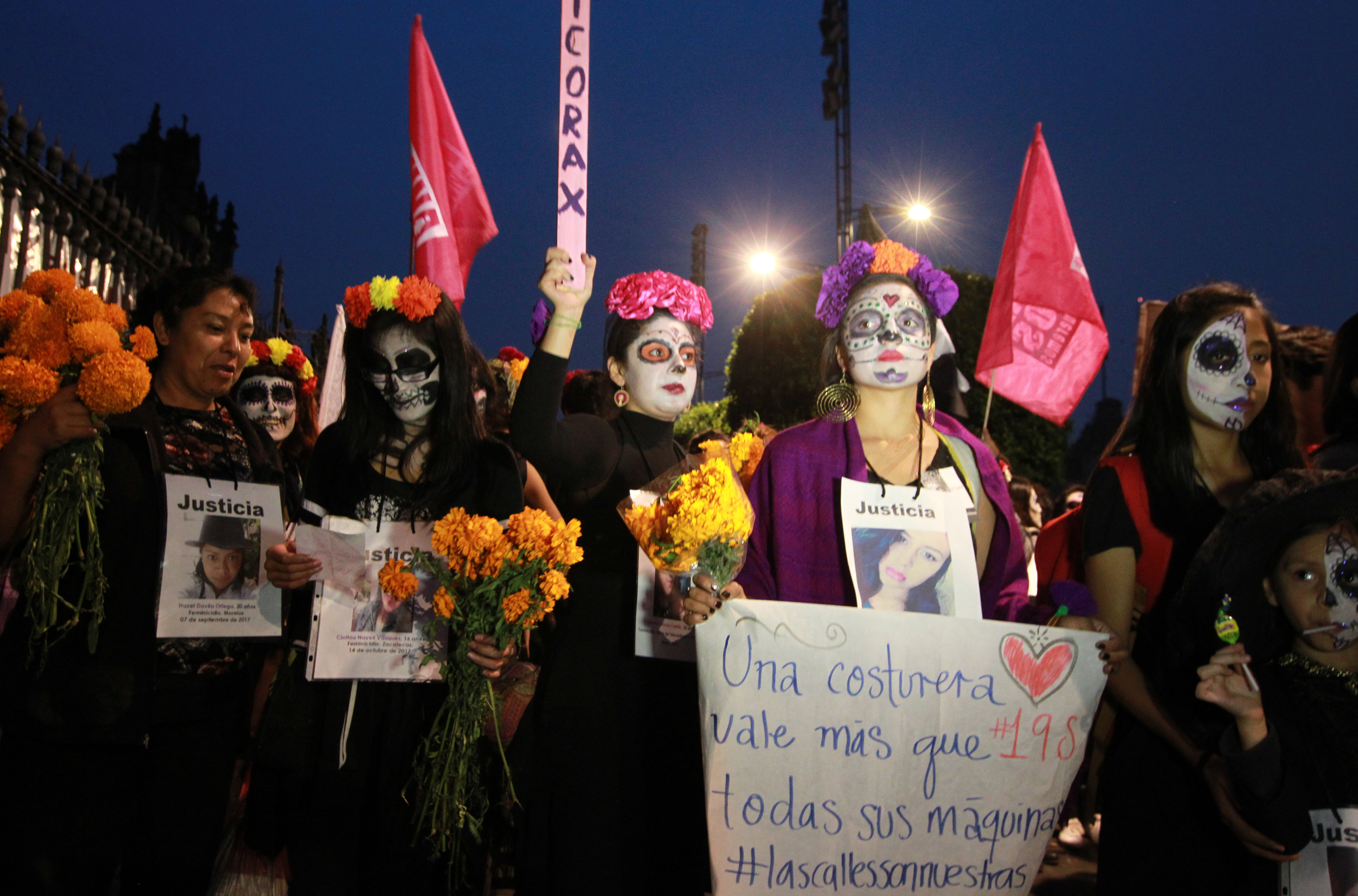  Vestidas de catrinas, mujeres protestan contra los feminicidios en la CDMx
