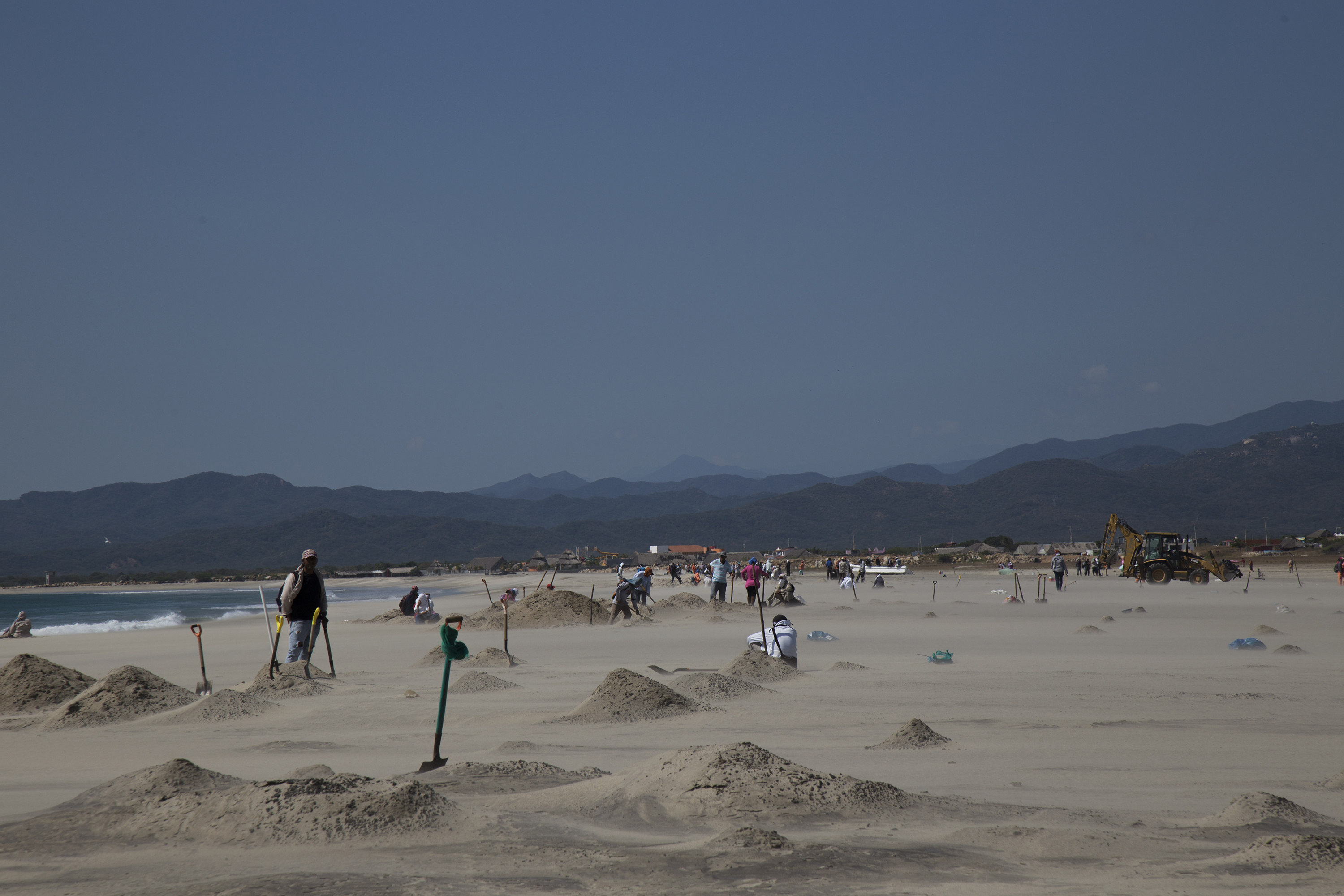 Pescadores limpian playas tras derrame de crudo en Salina Cruz, Oaxaca