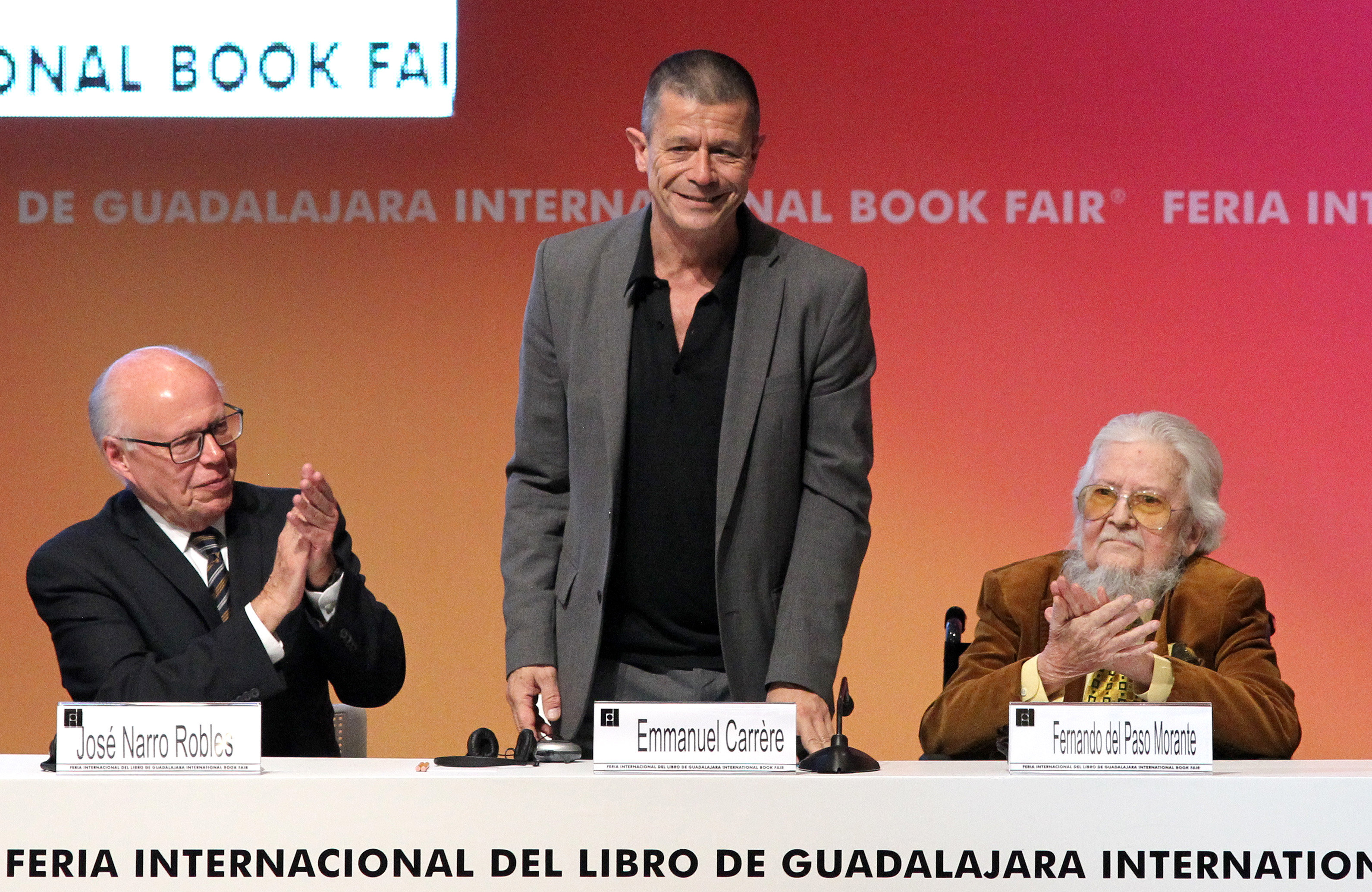  Emmanuel Carrère recoge Premio FIL que reconoce su ‘arriesgada’ creación literaria