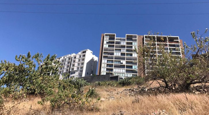  Denuncian torre ilegal de 20 pisos