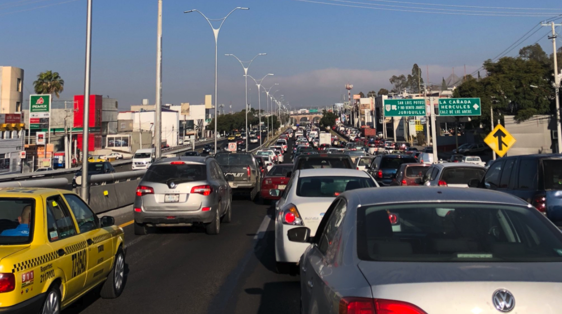 Trailer provoca congestión en Bernardo Quintana