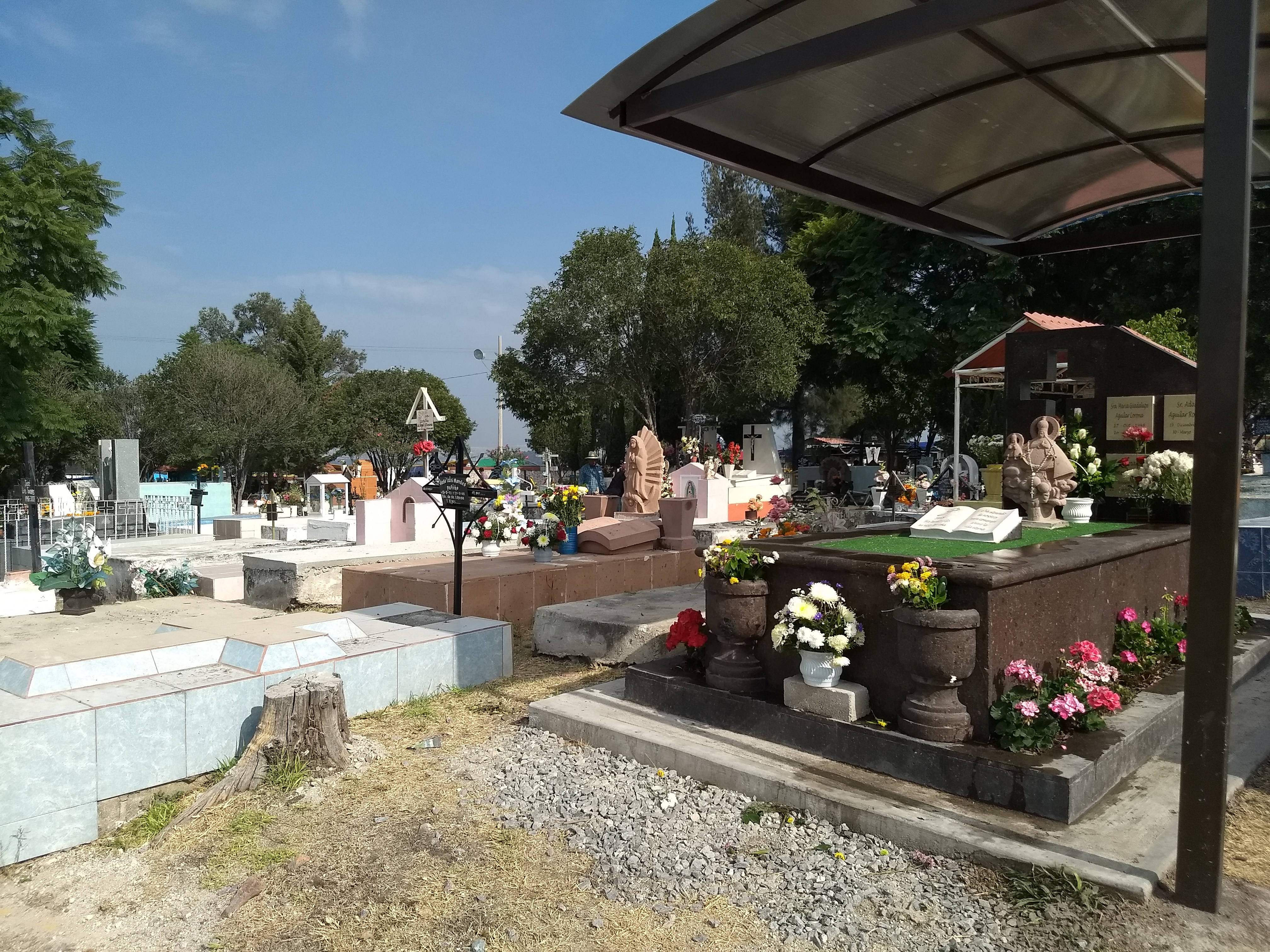  Entre comida y flores, 18 mil personas recuerdan a sus difuntos en el Panteón de Santa Bárbara