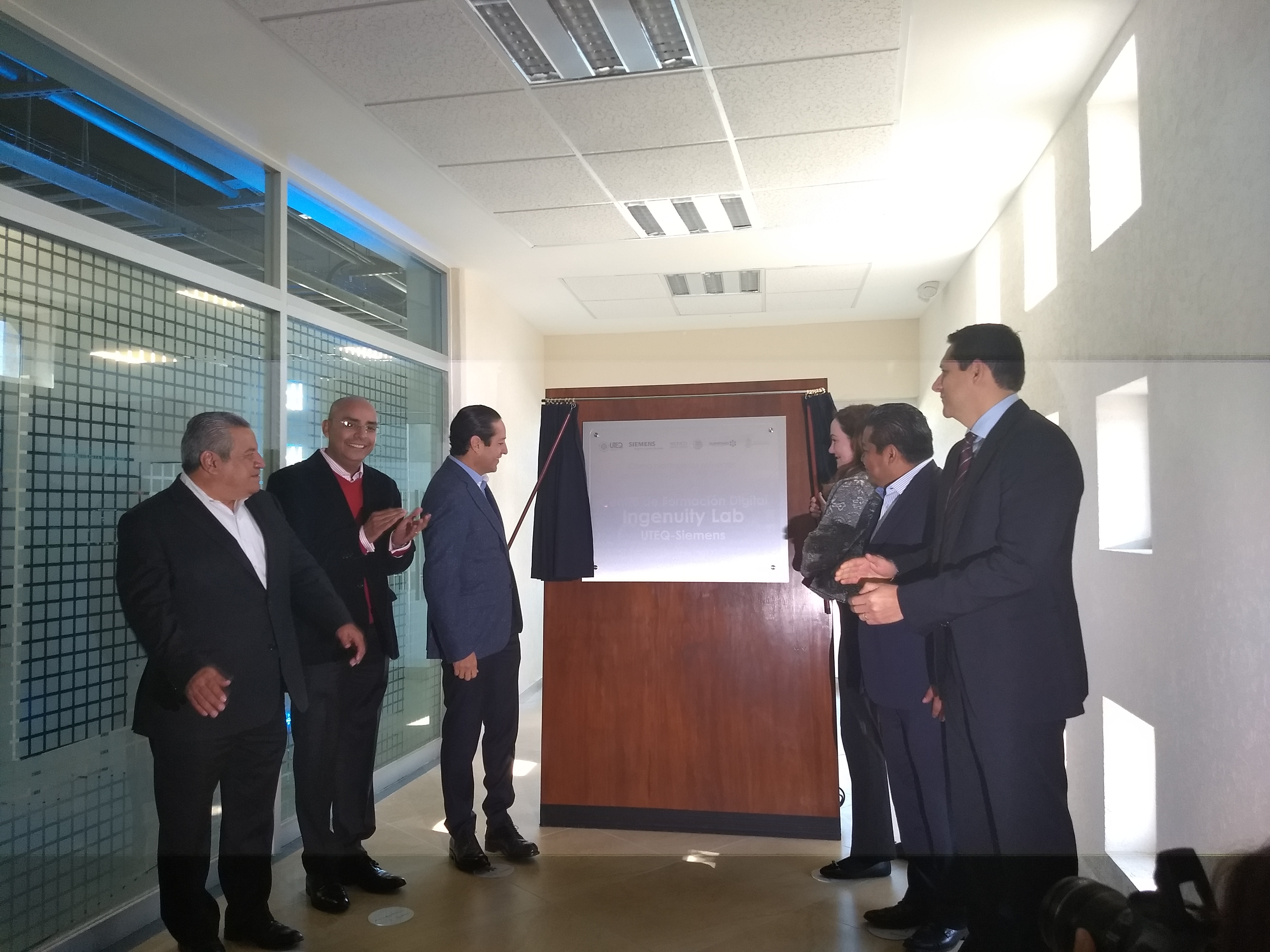  Inaugura Pancho Domínguez centro de formación digital UTEQ-Siemens