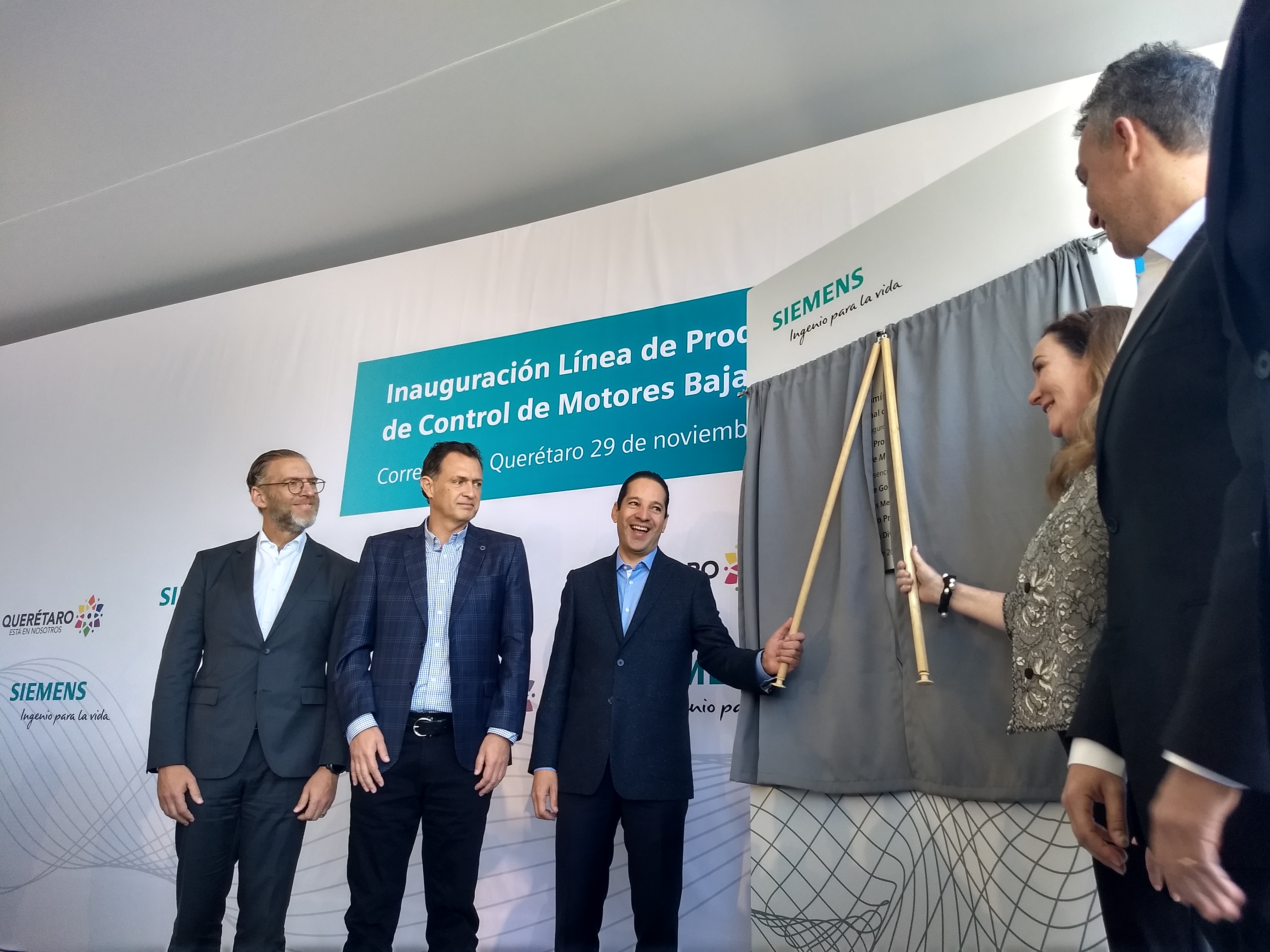  Inaugura Pancho Domínguez nueva línea de producción en Siemens