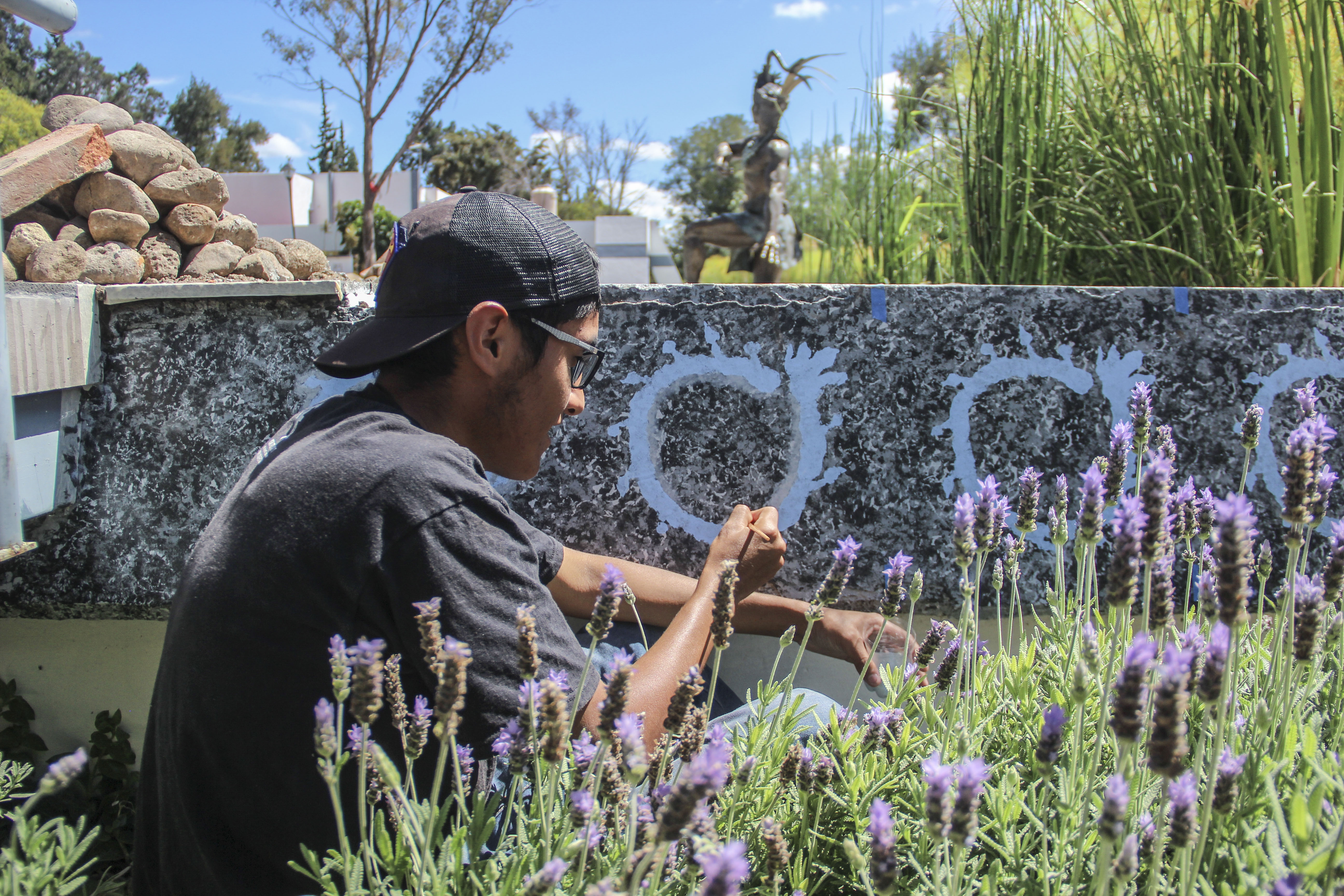  Alumnos de Bellas Artes decoran la fuente de Rectoría con elementos de la cultura otomí