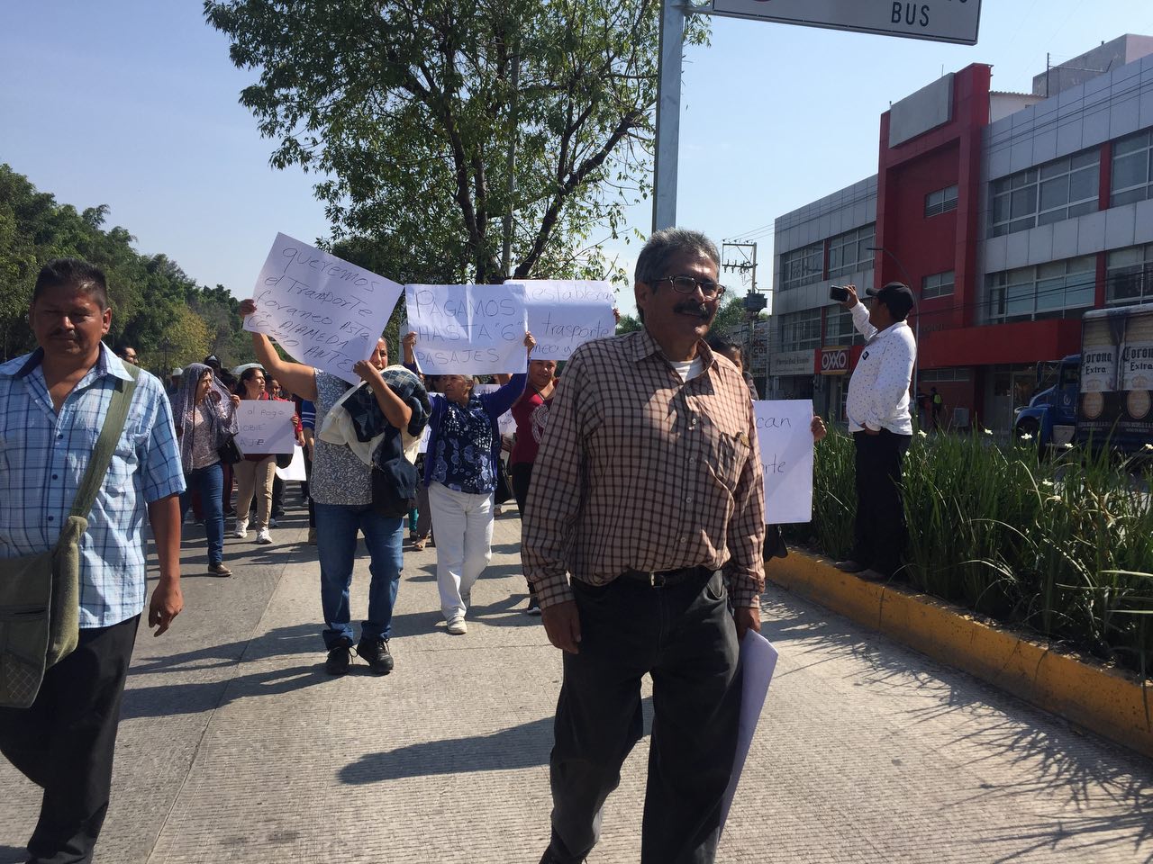  Usuarios de Coroneo bloquean carril de Qrobús en la Alameda