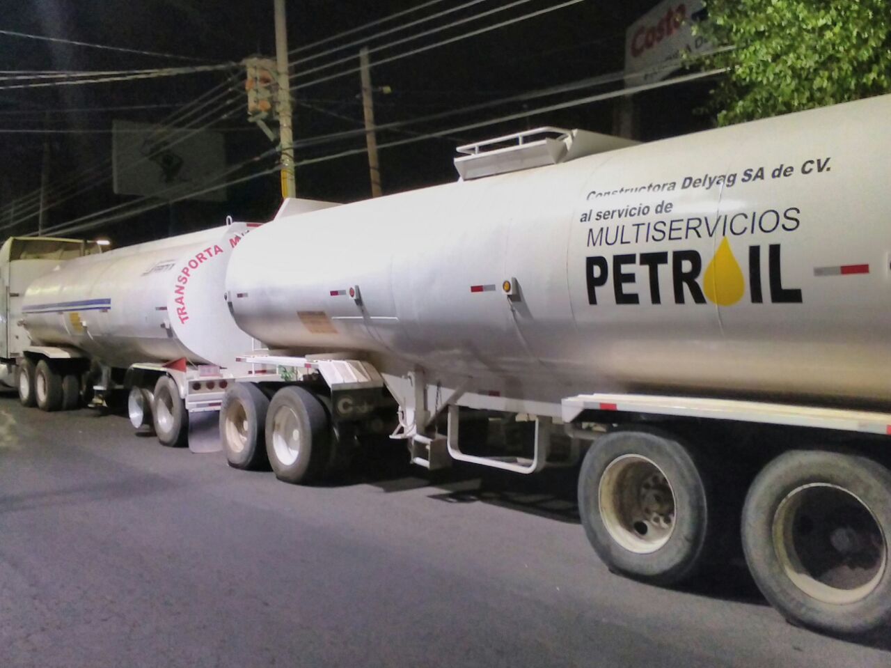  Policía de Tequisquiapan asegura tráiler doble cisterna cargado de combustible ilícito