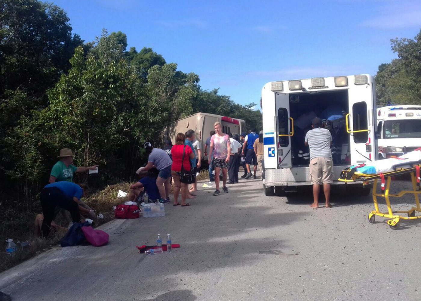  Al menos 12 personas mueren al volcar autobús turístico en Quintana Roo