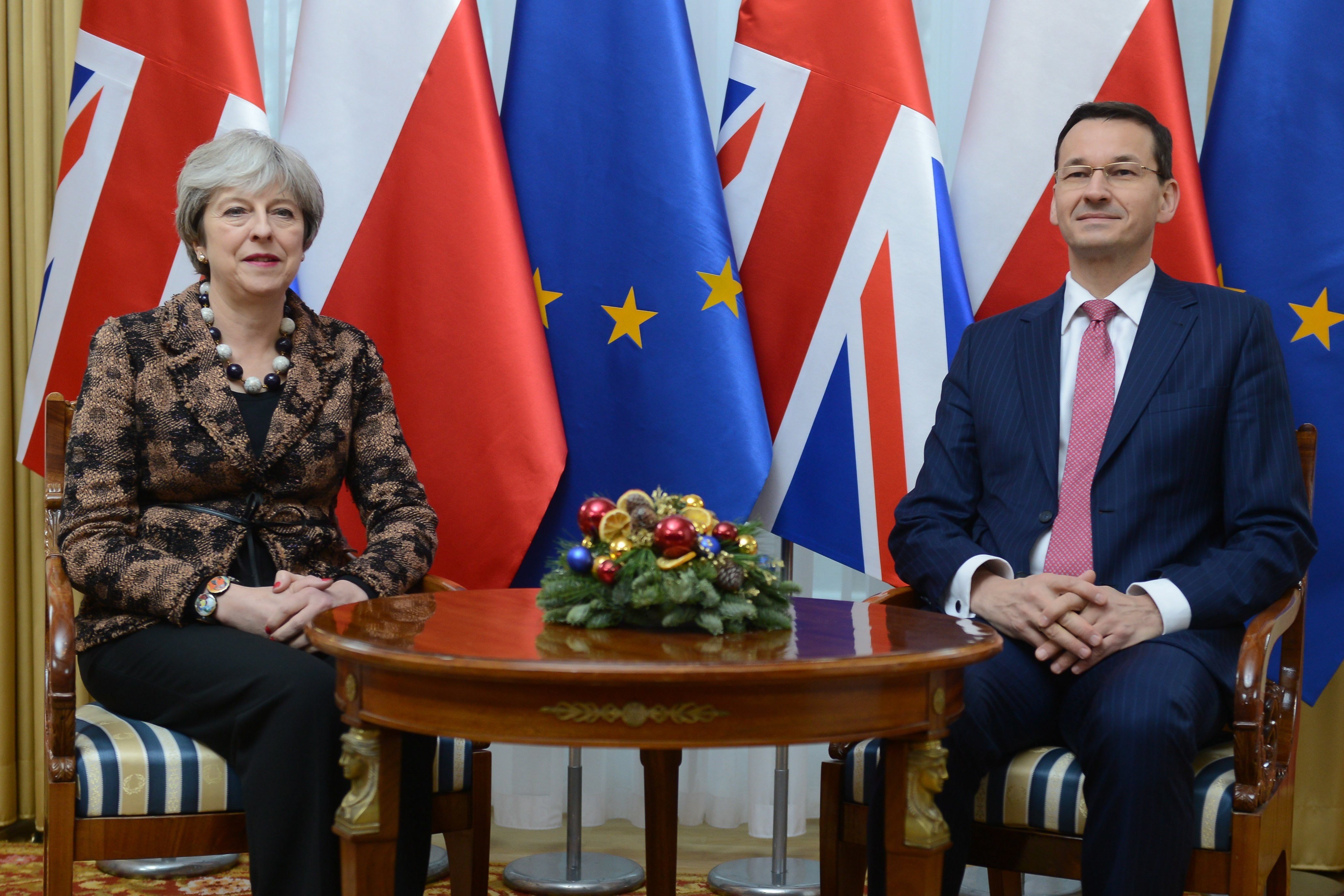 Londres y Varsovia lucharán contra la “desinformación rusa” en Europa, dice May