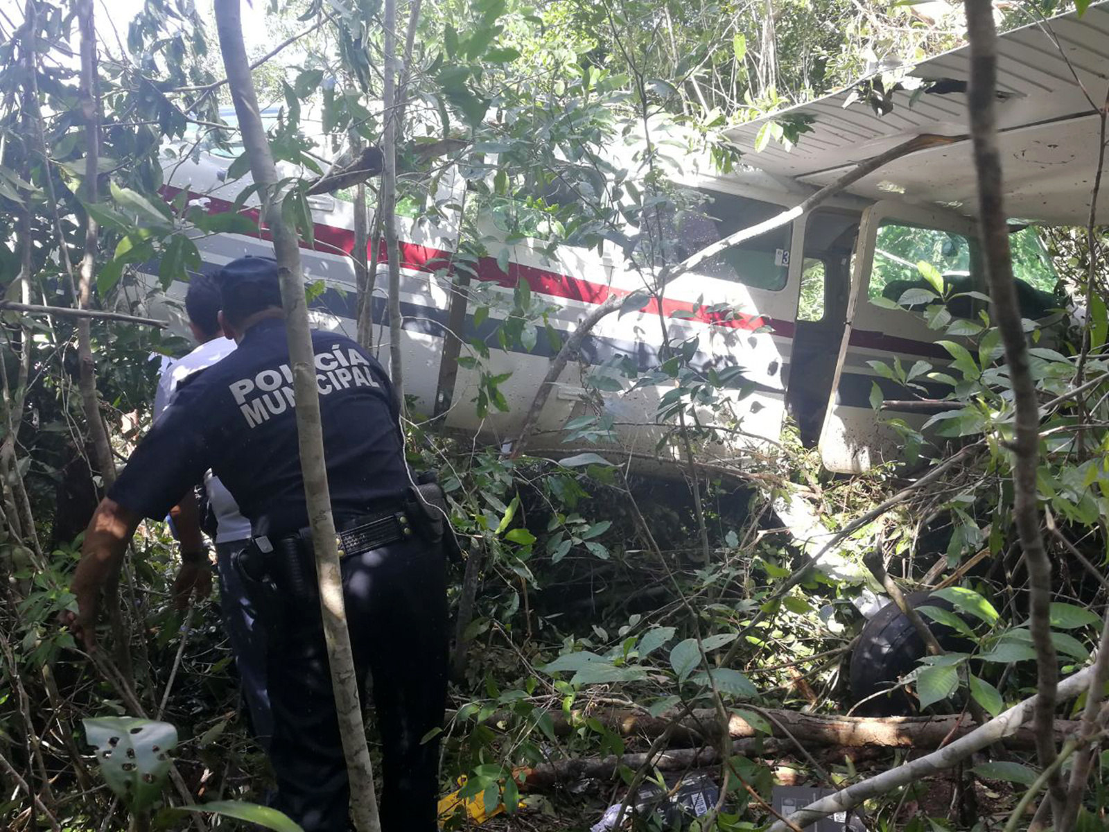 Rescatan a piloto y cuatro turistas británicos tras caer avioneta en Quintana Roo