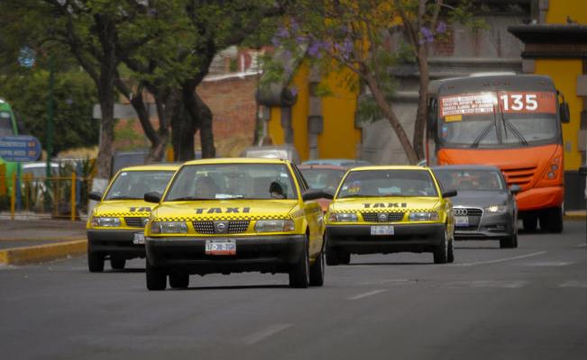  Negocia gobierno con Nissan 150 autos eléctricos para taxis