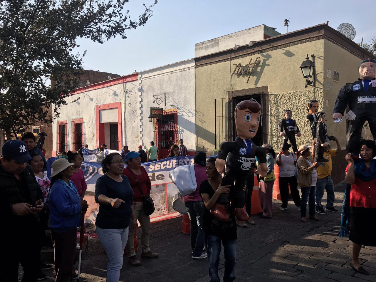  Antorchistas bloquean circulación en 5 de mayo con piñatas de personajes políticos