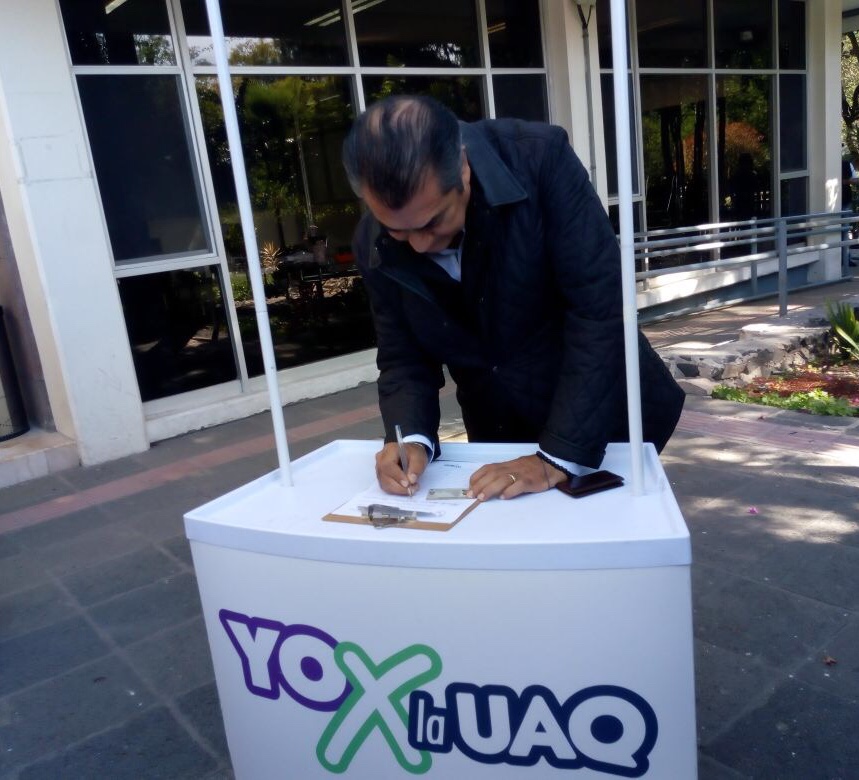  Jaime Rodríguez “El Bronco” firma por la UAQ