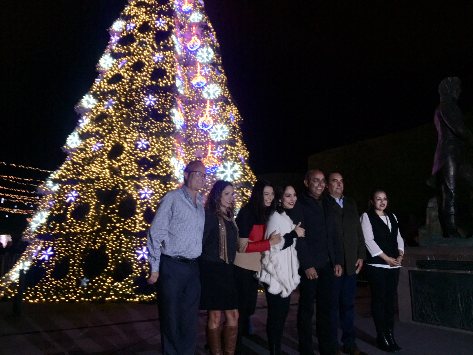  Encabeza Marcos Aguilar encendido del tradicional árbol navideño en el Jardín Guerrero