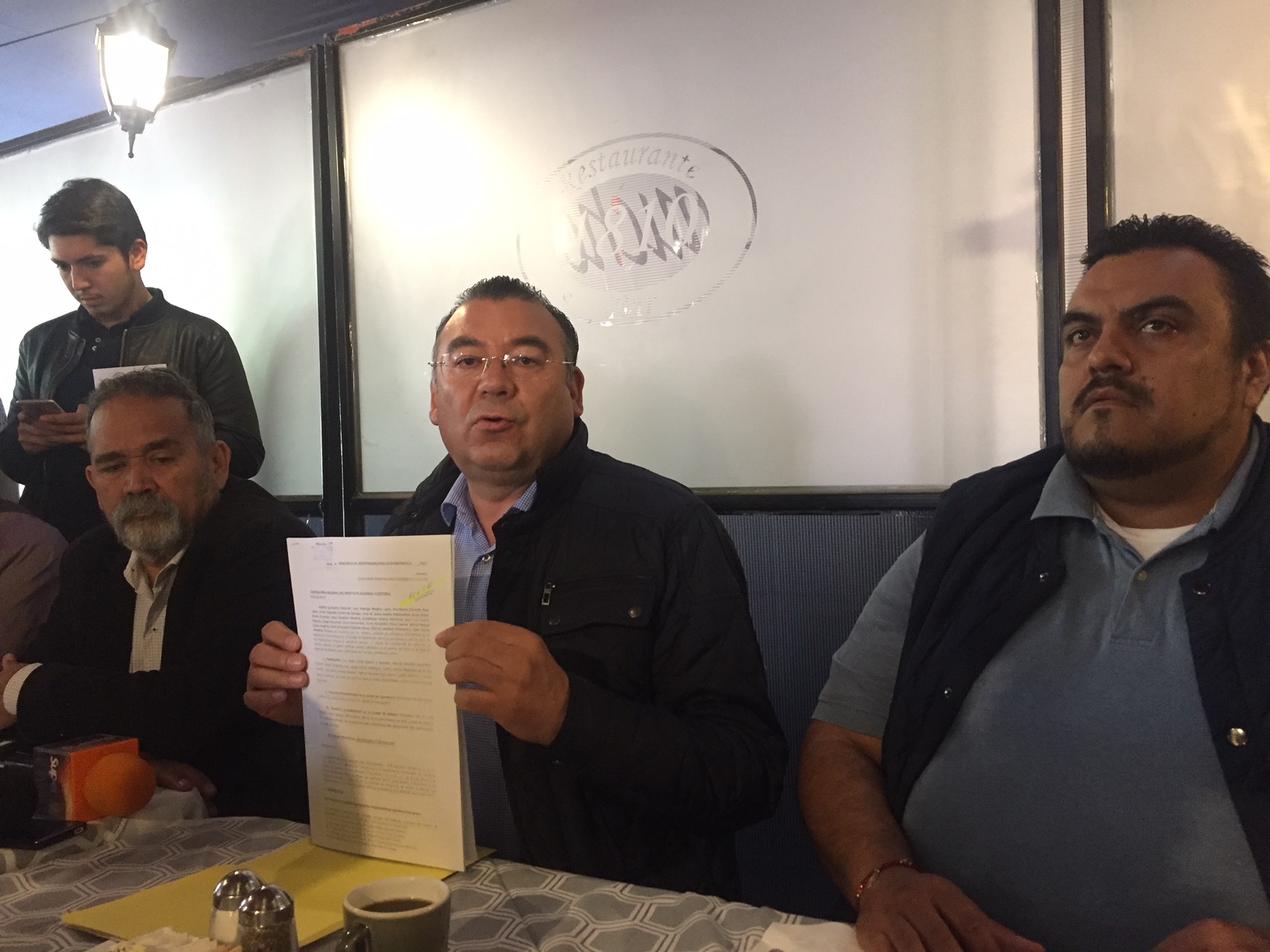 Adolfo Camacho presenta denuncia contra consejeros del IEEQ