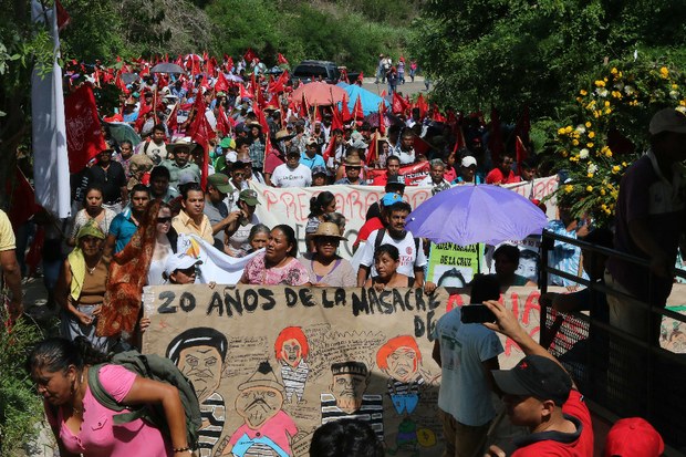  Cientos marchan para conmemorar 20 años de la matanza de Acteal