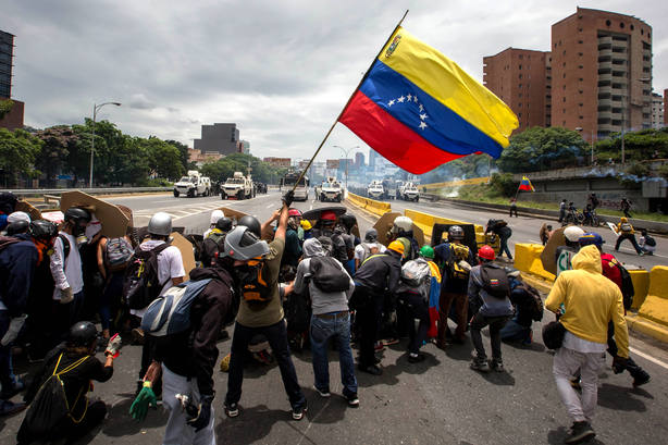  Colombia denunciará al régimen de Maduro por taponar puentes fronterizos