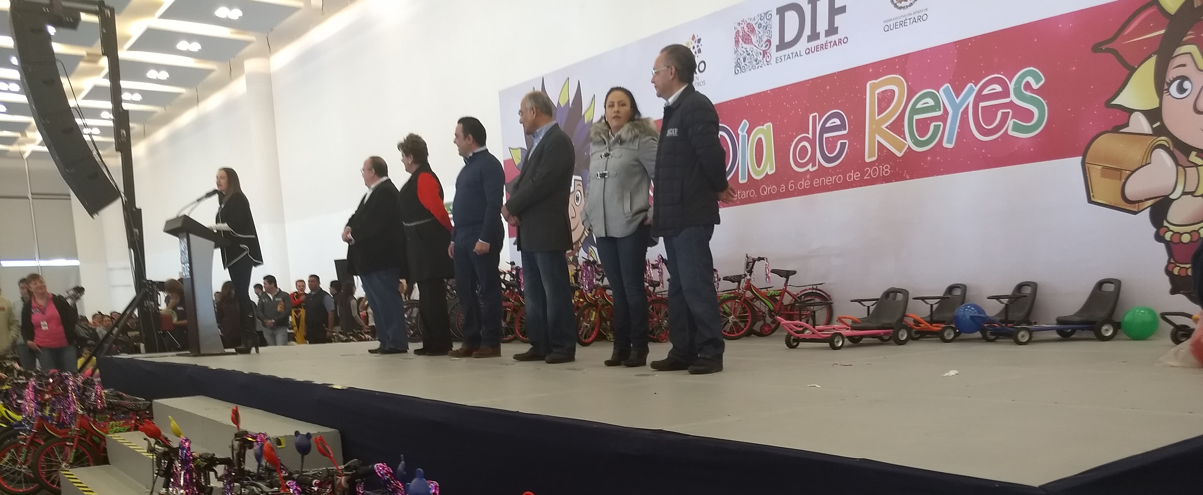  Payasos, juguetes y robots engalanan festejo de Día de Reyes en el Querétaro Centro de Congresos