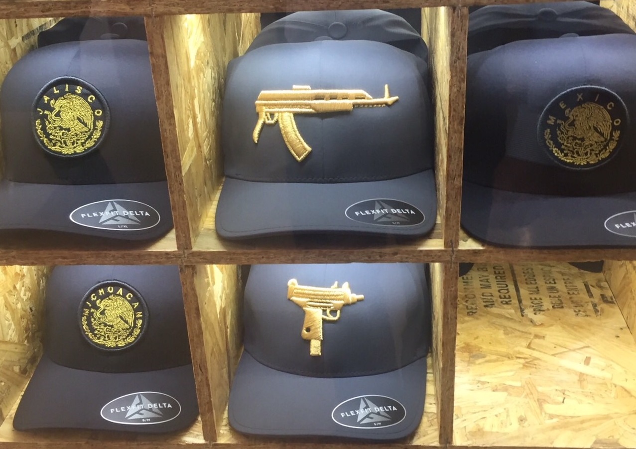  Armas, escudos y alusiones a “El Chapo”, o cómo una simple gorra se vuelve una exaltación al narco