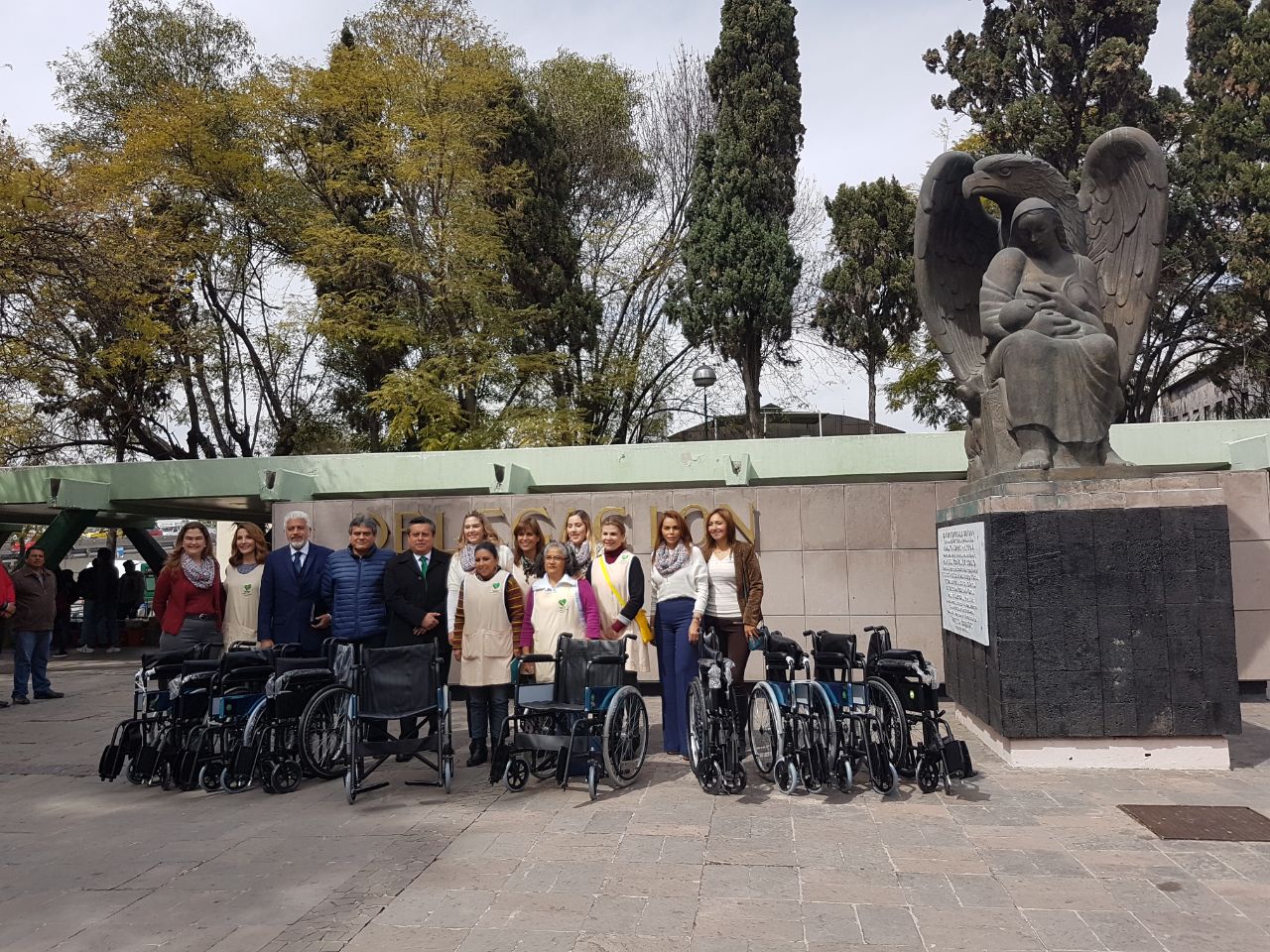  Voluntariado de Canacintra dona 10 sillas de ruedas al IMSS