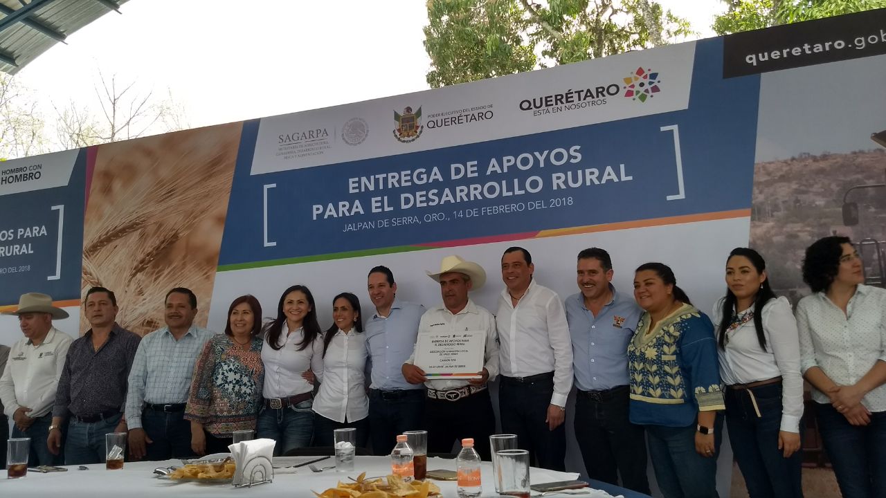  Continúa Pancho Domínguez entrega de apoyos a productores queretanos durante gira por la Sierra Gorda