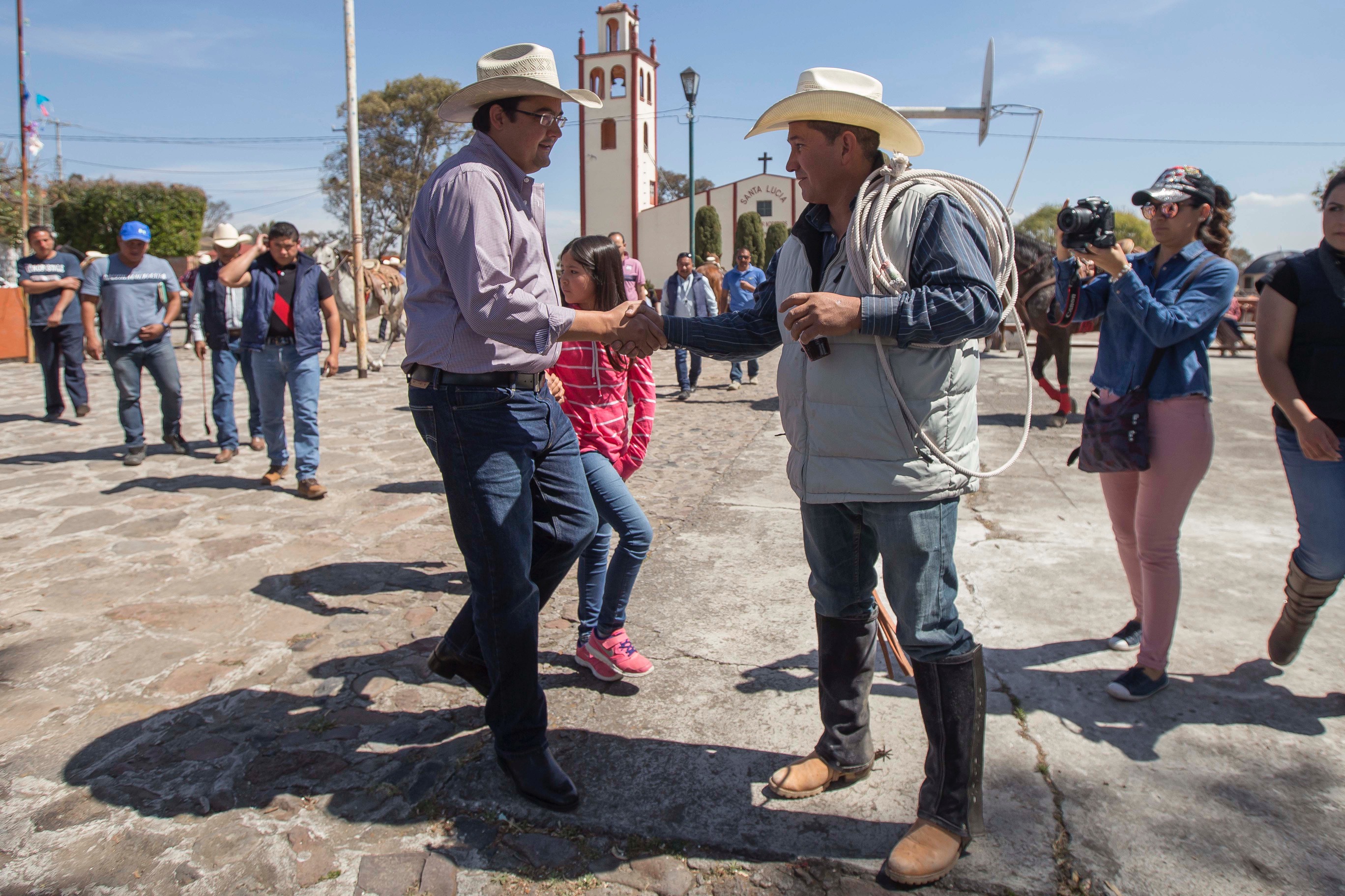  Entrega Memo Vega alumbrado en lienzo charro de la comunidad de Santa Lucía