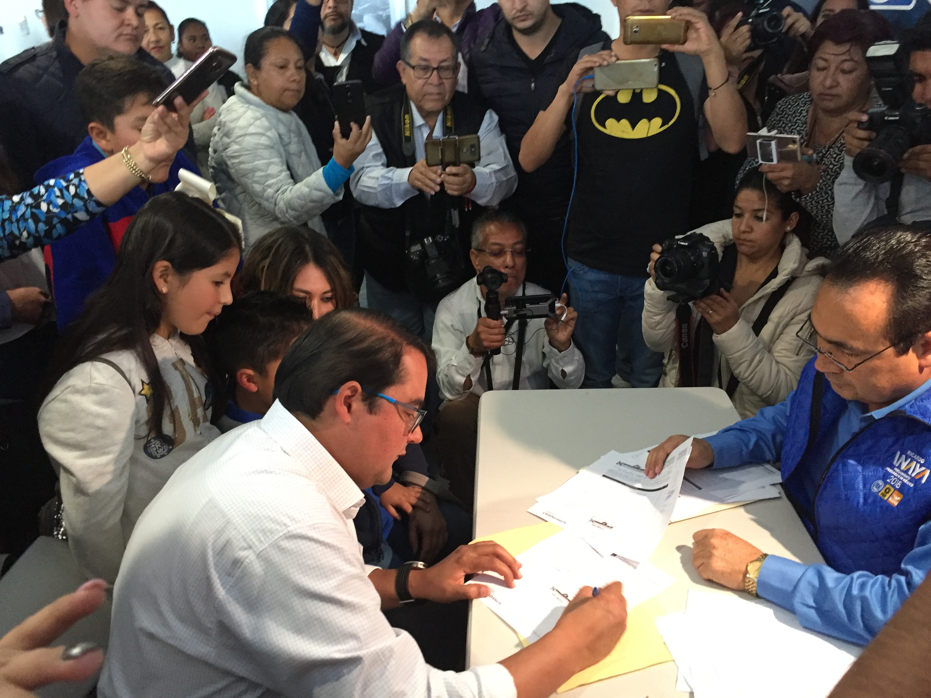  Guillermo Vega se registra para buscar reelección en SJR