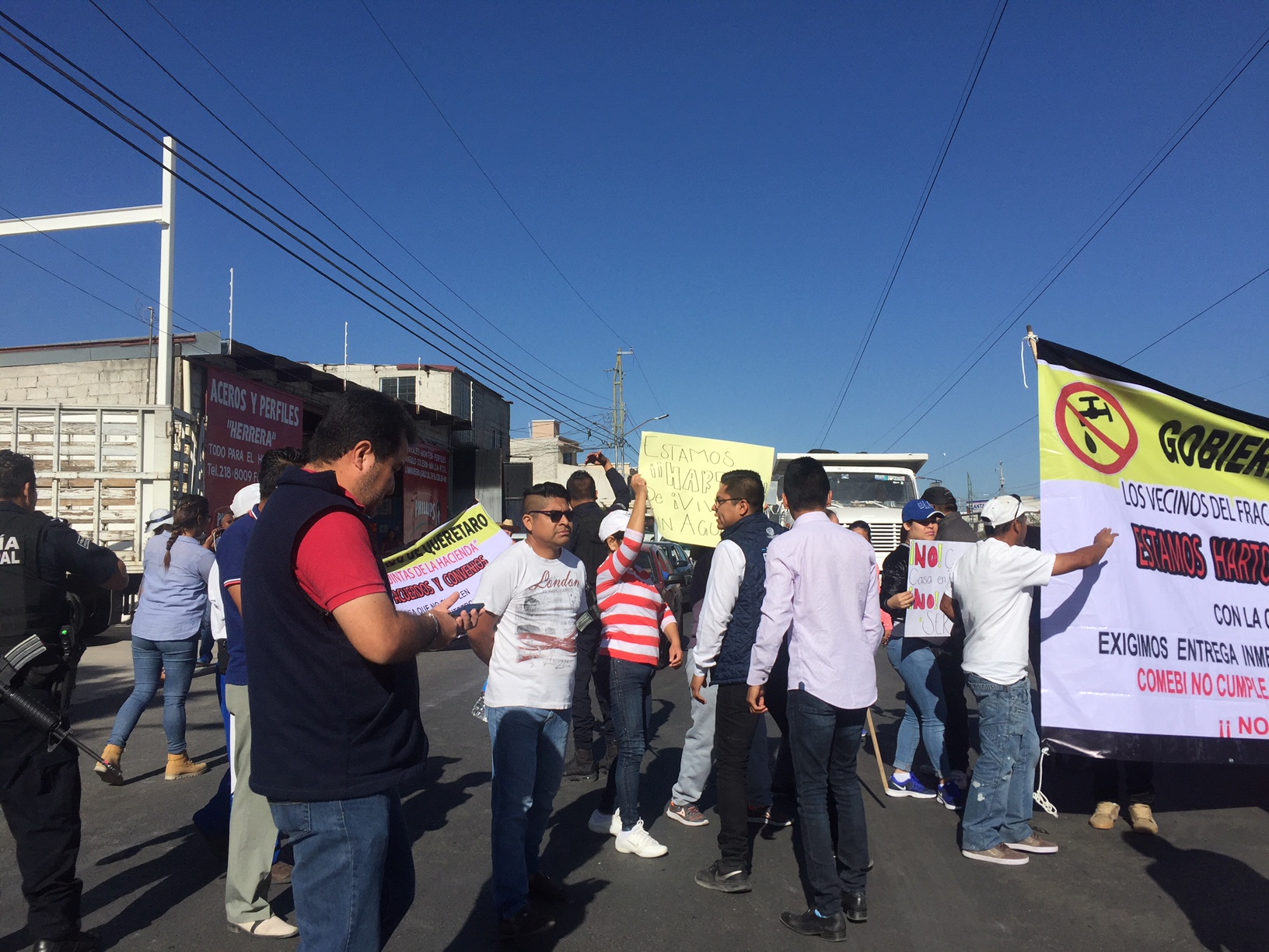  Vecinos de QuerA�taro bloquean vialidad para exigir suministro de agua potable