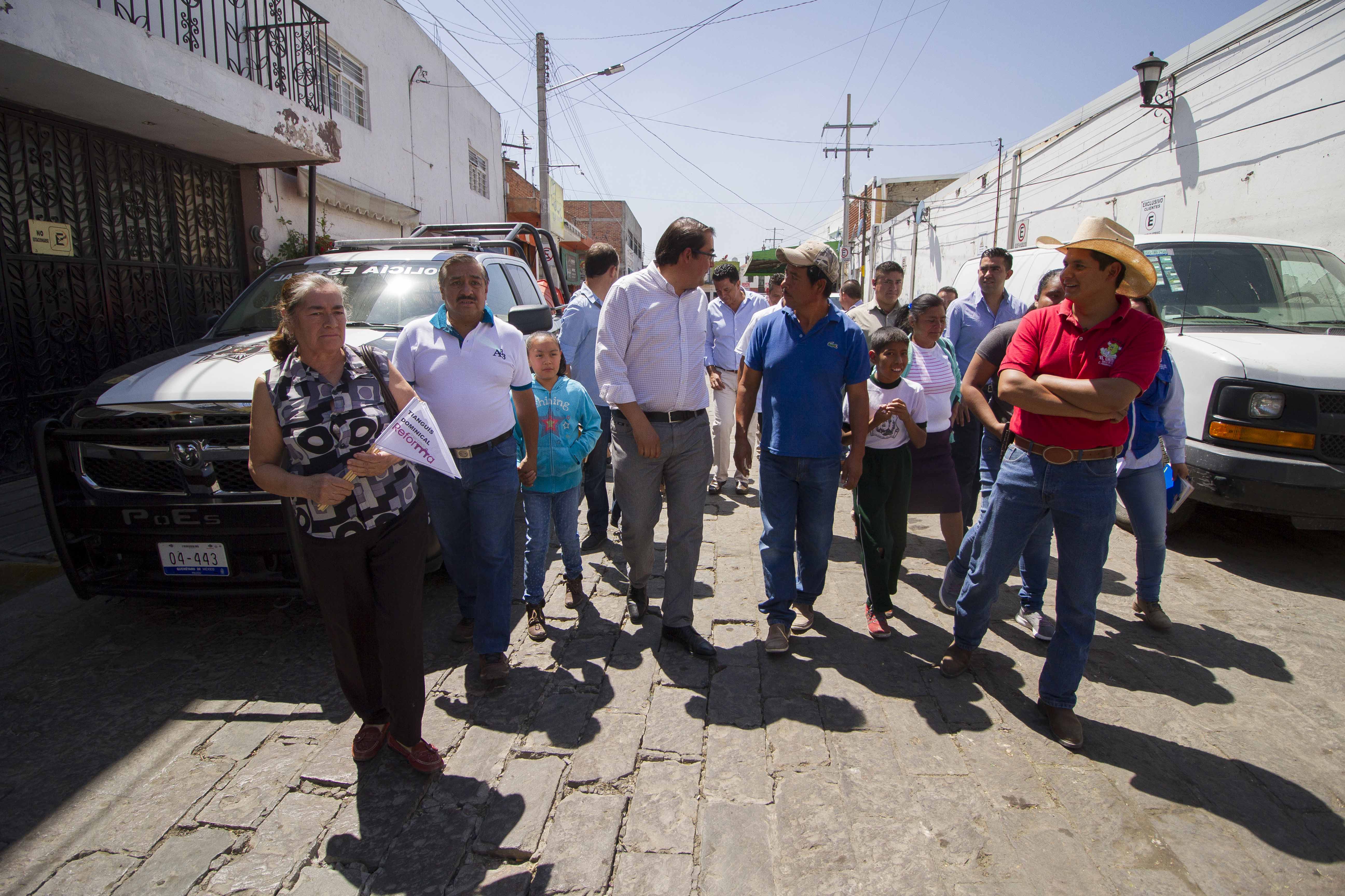  Pancho DomA�nguez y Guillermo Vega entregan apoyos econA?micos a 300 comerciantes