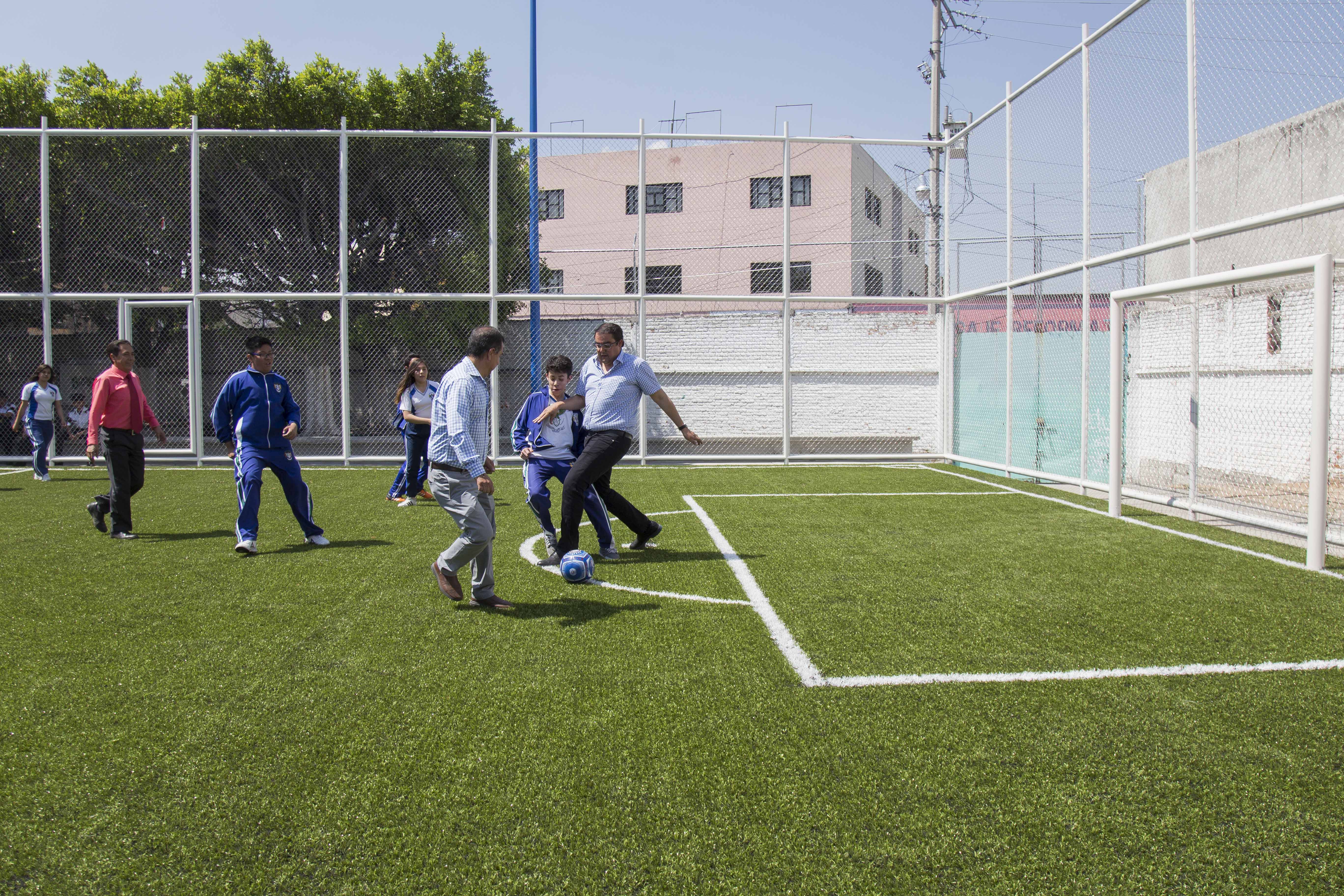  Entrega Memo Vega cancha de futbol y equipo deportivo a estudiantes de secundaria “Antonio Caso”