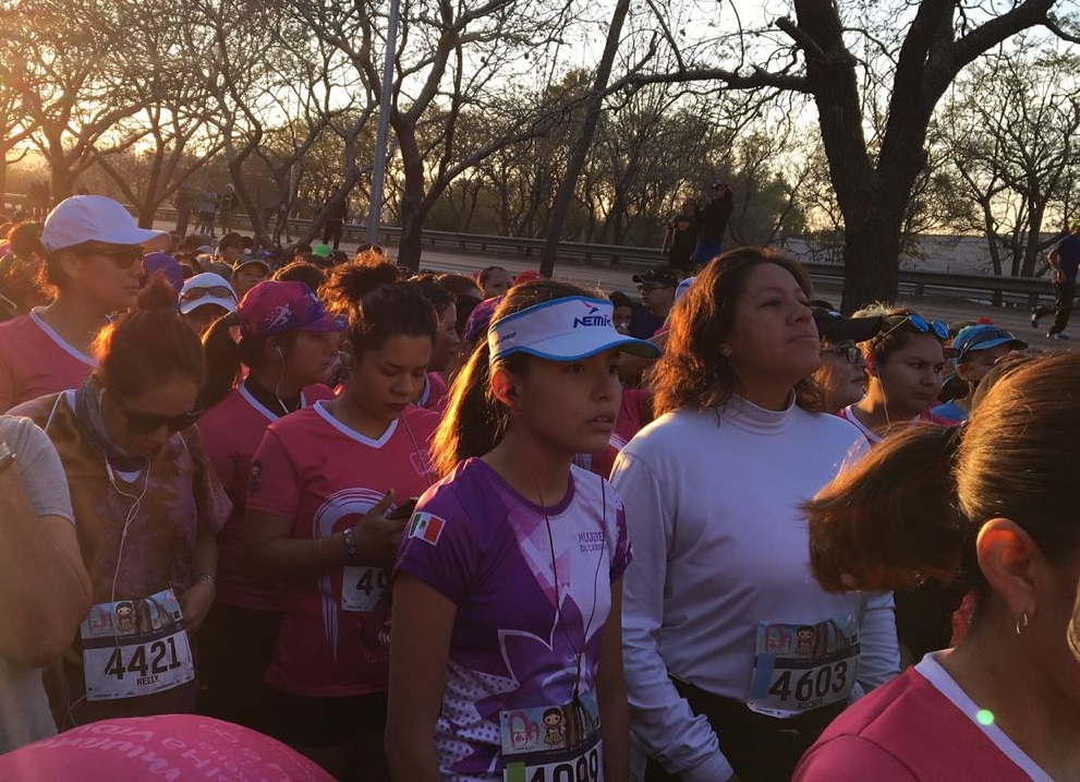  Cientos de queretanas salen a la calle para correr el medio maratA?n “Mujer QuerA�taro”