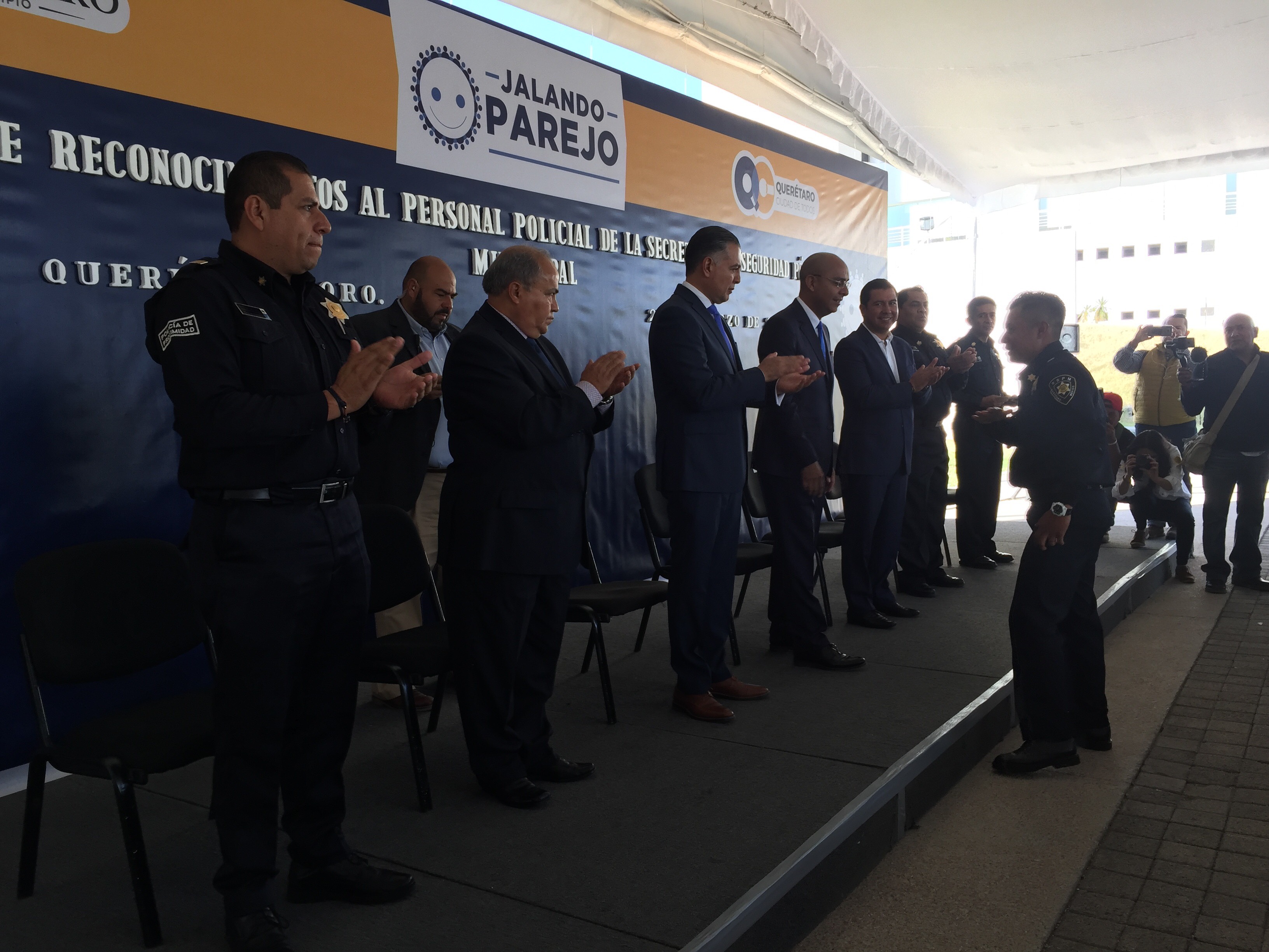  Entrega Marcos Aguilar reconocimientos al mA�rito policial a personal de la SSPMQ