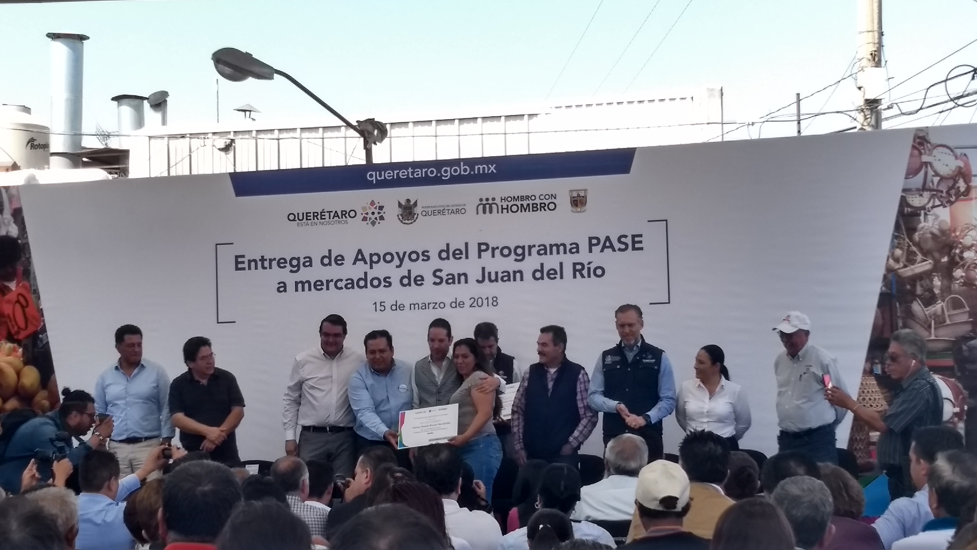  Pancho DomA�nguez entrega apoyo para mercados de San Juan del RA�o